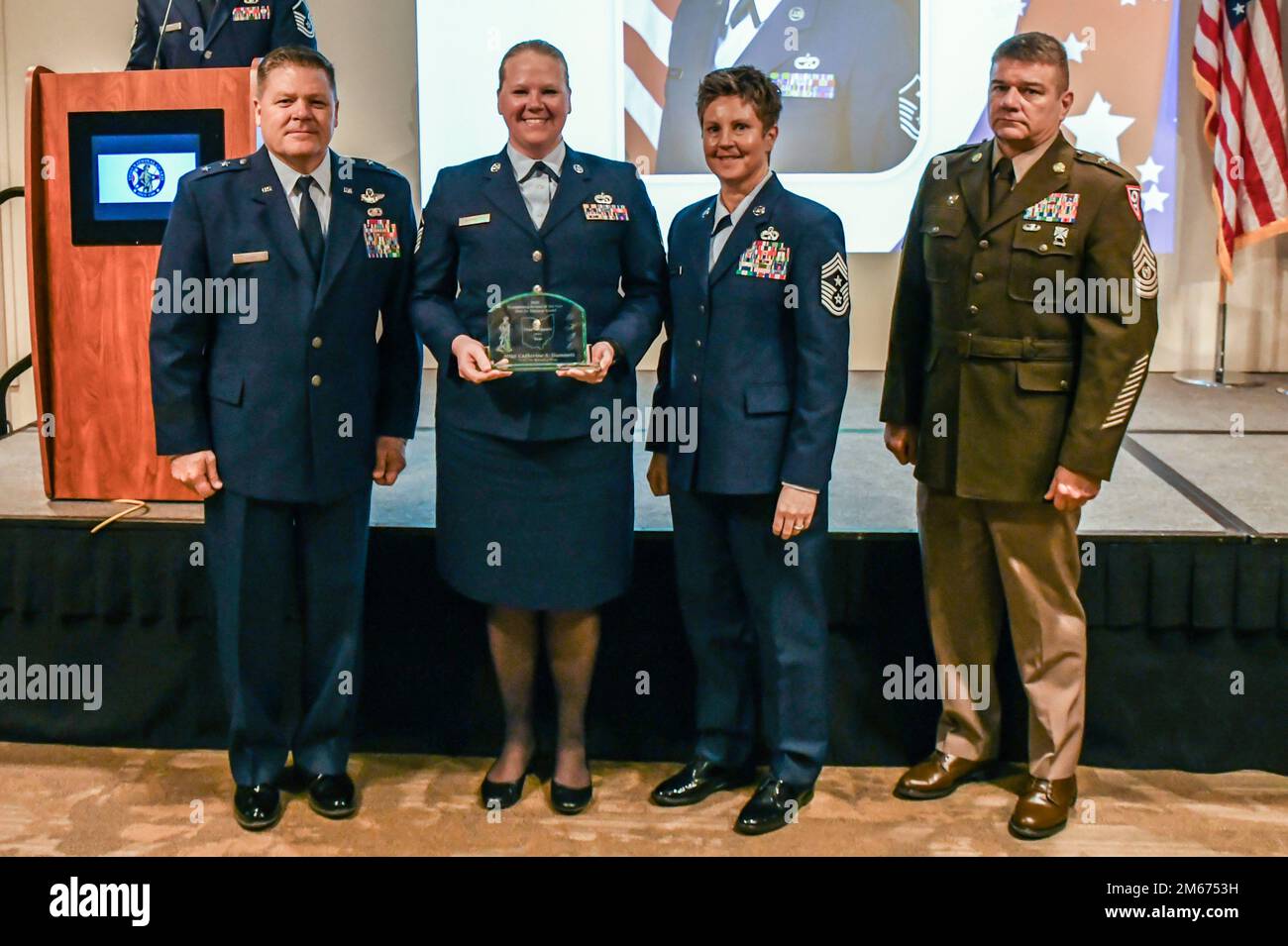 2022 primo sergente dell'anno, il sergente principale Catherine Hammettt, 121st squadra di manutenzione di velivoli, è fotografato 9 aprile 2022, a Mansfield, Ohio, con il General James Camp, assistente Adjutant generale per l'aria, la Guardia nazionale dell'Ohio, il sergente principale del comando William Workley, capo arruolato superiore del comando, la Guardia nazionale dell'Ohio, E Capo Maestro Sergente Heidi Bunker, Capo comando Maestro Sergente, Ohio Air National Guard. Gli straordinari premi Airman of the Year premiano i membri che si spingono al di là della leadership, della forte etica del lavoro e dell'impegno a dare il proprio sostegno Foto Stock