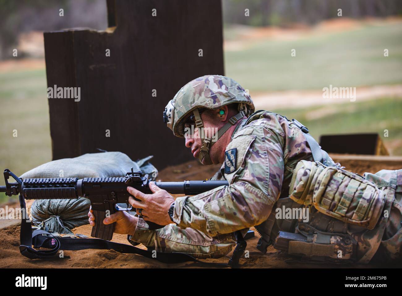 STATI UNITI Joshua Hammock, assegnato alla Combat Camera Company 982nd (Airborne), corregge un malfunzionamento con il suo fucile Carbine M4 durante una qualifica di armi a Fort Jackson, SC, 9 aprile 2022. I soldati qualificano ogni anno la loro marcatezza per mantenere la preparazione al combattimento. Foto Stock