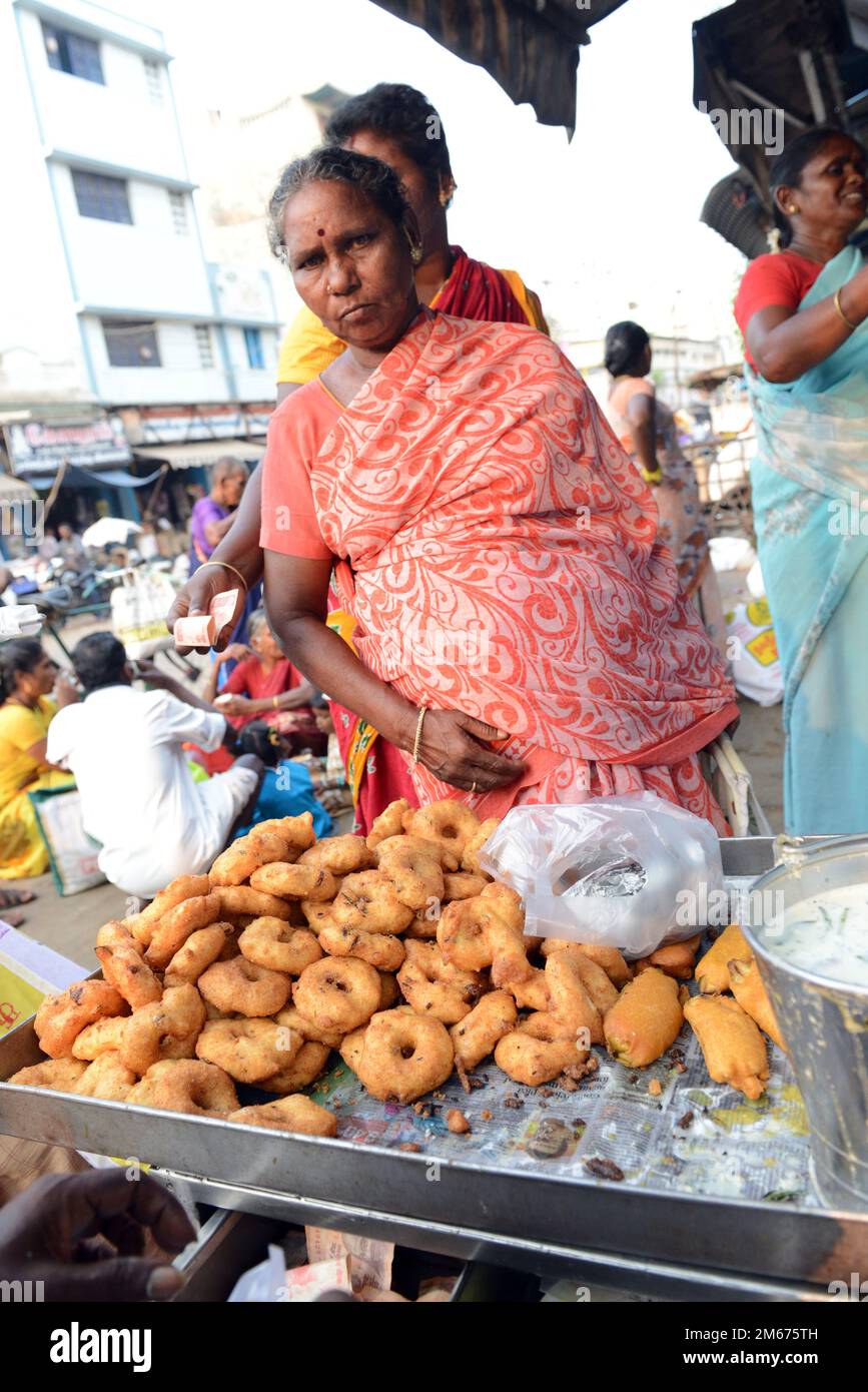 Medu Vada è un popolare sud indiane snack. Foto Stock
