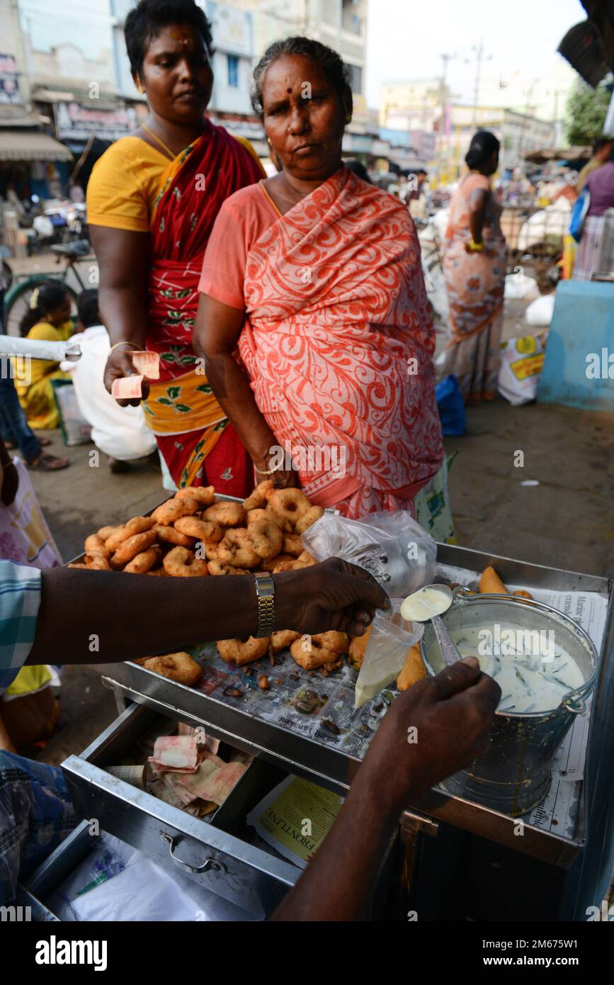 Medu Vada è un popolare sud indiane snack. Foto Stock