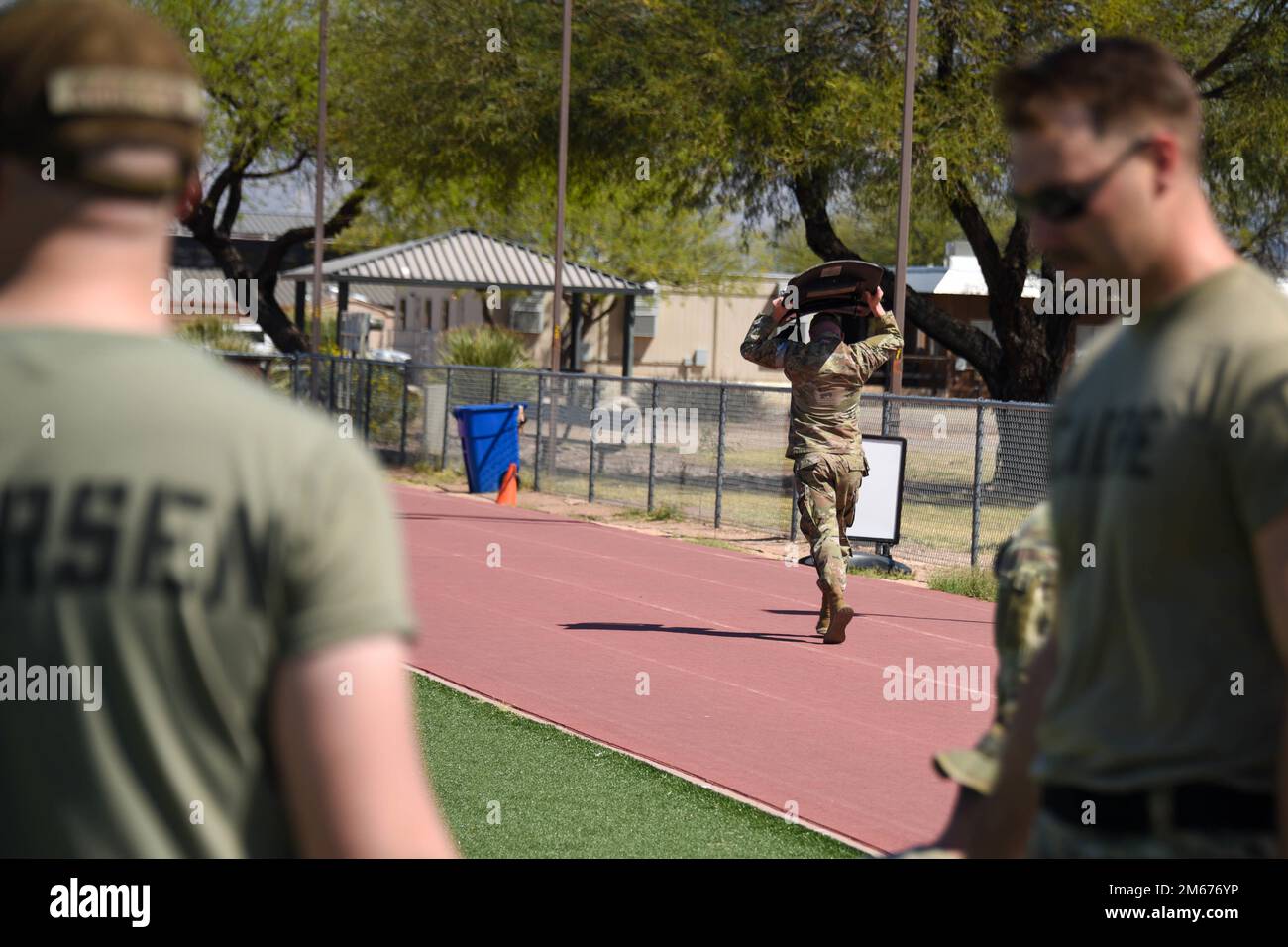 I membri dello Squadrone delle forze di sicurezza del 355th partecipano alla selezione del team di risposta tattica di Davis-Monthan presso la base aerea di Davis-Monthan, Arizona, 9 aprile 2022. Durante questo esercizio, Airmen ha fatto allenamento fisico, esercizi di combattimento a distanza ravvicinata, nonché procedure di compensazione della costruzione. Foto Stock