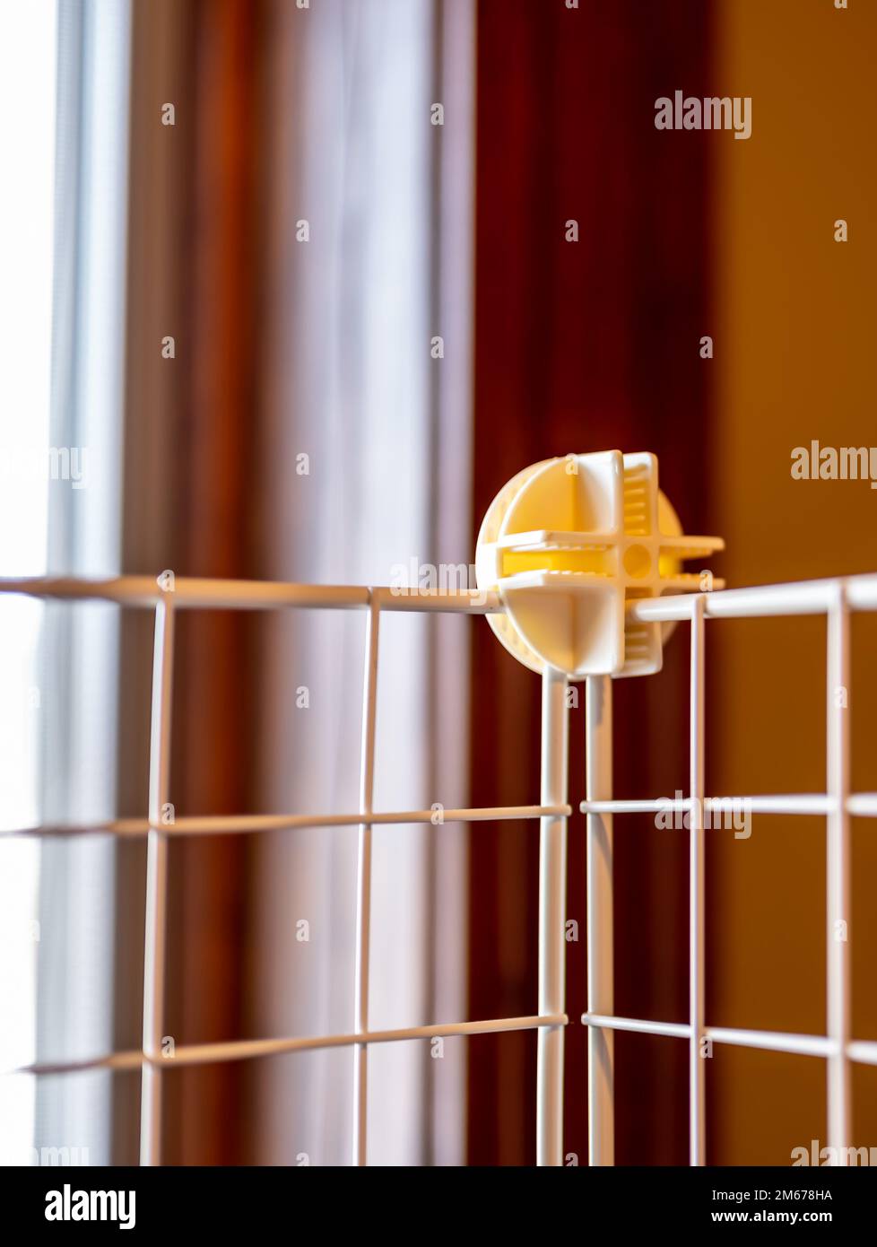 Focalizzazione selettiva su un blocco di collegamento su un sistema modulare di scaffalature con gabbia metallica Foto Stock