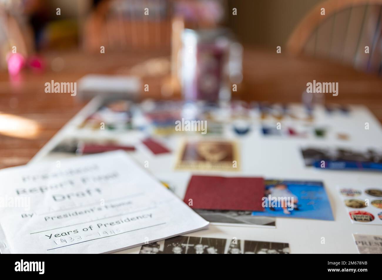 Lavagna poster con foto e testo del libro della scuola defocused. Relazione scritta in cima. Foto Stock