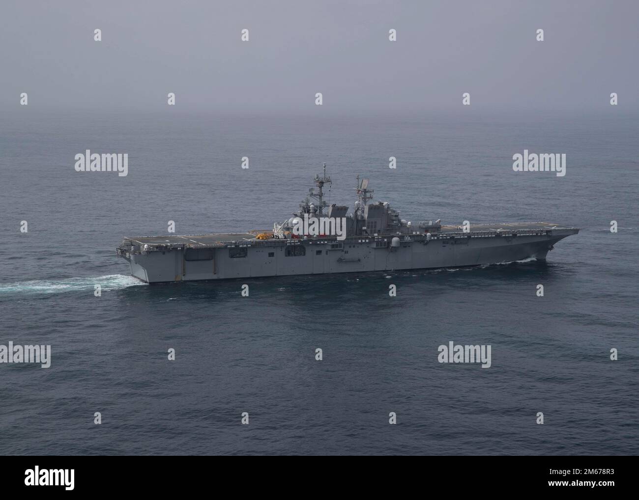 220410-N-VJ326-1650 OCEANO PACIFICO (10 aprile 2022) – la nave d'assalto anfibio USS Tripoli (LHA 7) naviga attraverso l'Oceano Pacifico, il 10 aprile. Tripoli sta conducendo operazioni di routine nella U.S. 3rd Fleet. Foto Stock