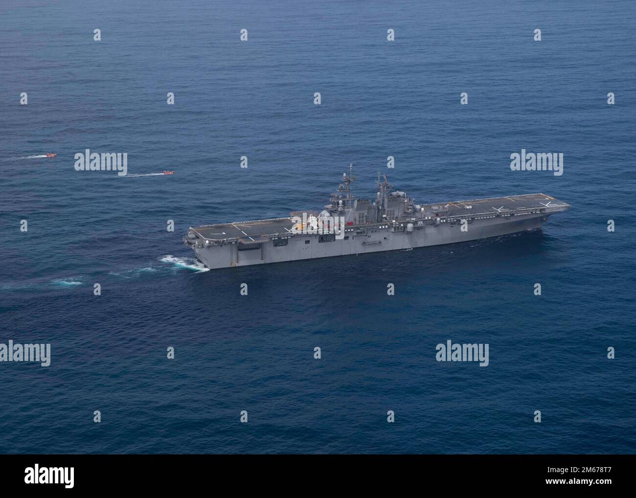 220410-N-VJ326-1822 OCEANO PACIFICO (10 aprile 2022) – la nave d'assalto anfibio USS Tripoli (LHA 7) naviga attraverso l'Oceano Pacifico, il 10 aprile. Tripoli sta conducendo operazioni di routine nella U.S. 3rd Fleet. Foto Stock