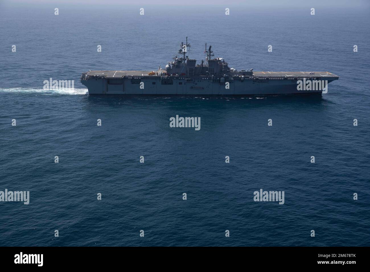 220410-N-VJ326-2316 OCEANO PACIFICO (10 aprile 2022) – la nave d'assalto anfibio USS Tripoli (LHA 7) naviga attraverso l'Oceano Pacifico, il 10 aprile. Tripoli sta conducendo operazioni di routine nella U.S. 3rd Fleet. Foto Stock