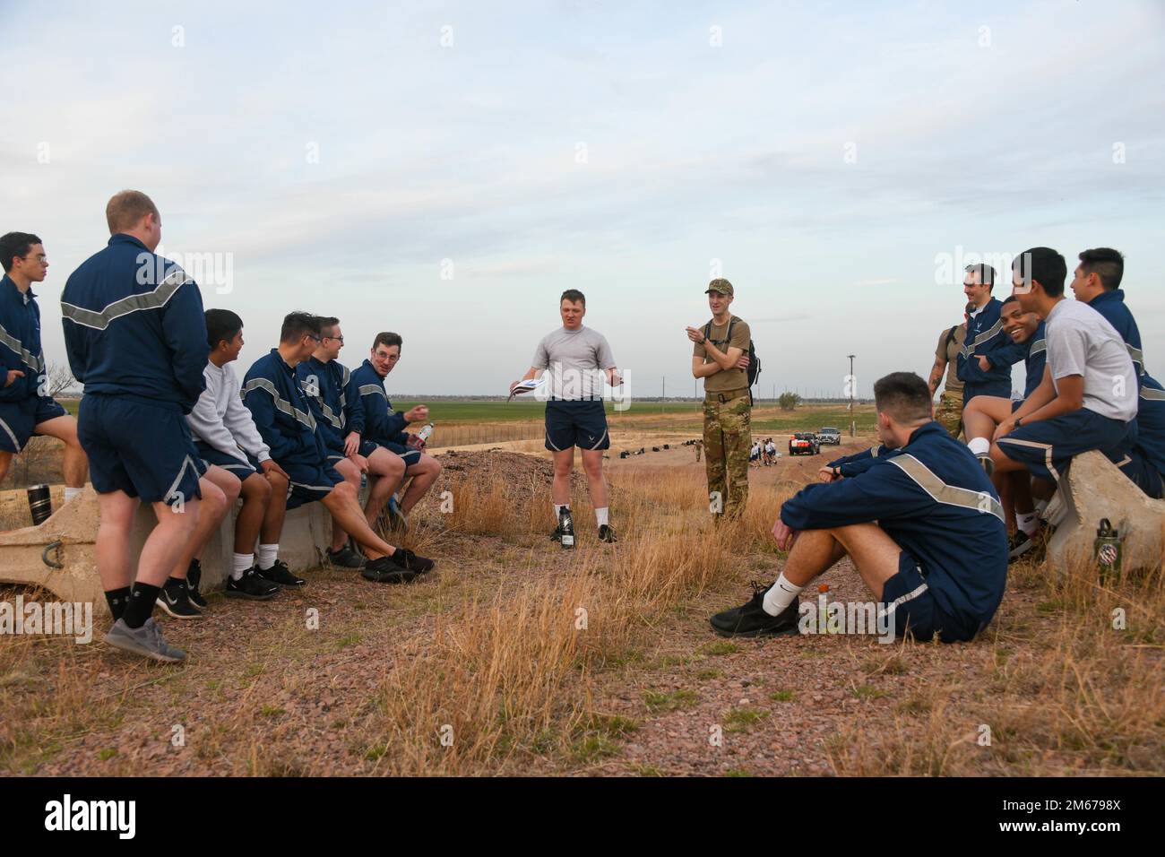 STATI UNITI James Newman, comandante di volo di Squadron di addestramento 97th, guida un gruppo di studenti in una lezione di Airmanship alla base dell'aeronautica di Altus, Oklahoma, 10 aprile 2022. Le lezioni di Airmanship si sono concentrate sui valori fondamentali dell'aeronautica militare: Integrità prima, servizio prima di sé e eccellenza in tutto ciò che facciamo. Foto Stock