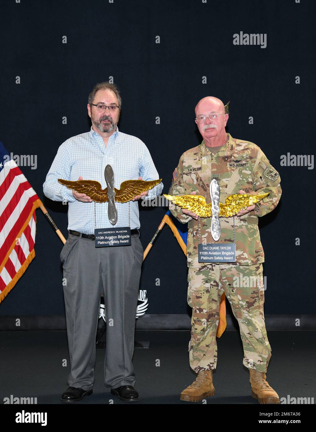 Dipartimento dei civili dell'esercito Andrew Wlaschin e Duane Taylor, Stati Uniti L'Army Aviation Center of Excellence ha ricevuto il Platinum Safety Award 110th per la Brigata aerea durante una cerimonia negli Stati Uniti Army Aviation Museum 11 aprile 2022. Wlaschin ha fornito più di 30 anni di servizio di controllo del traffico aereo senza subire un incidente aereo di Classe A, B o C, compreso il suo precedente servizio attivo negli Stati Uniti Navy così come il suo servizio civile dell'esercito. La competenza di Taylor, la padronanza dei sistemi di aviazione e le superbe abilità di pilotaggio sono state evidenti nel suo volo più di 11.000 ore senza experienci Foto Stock