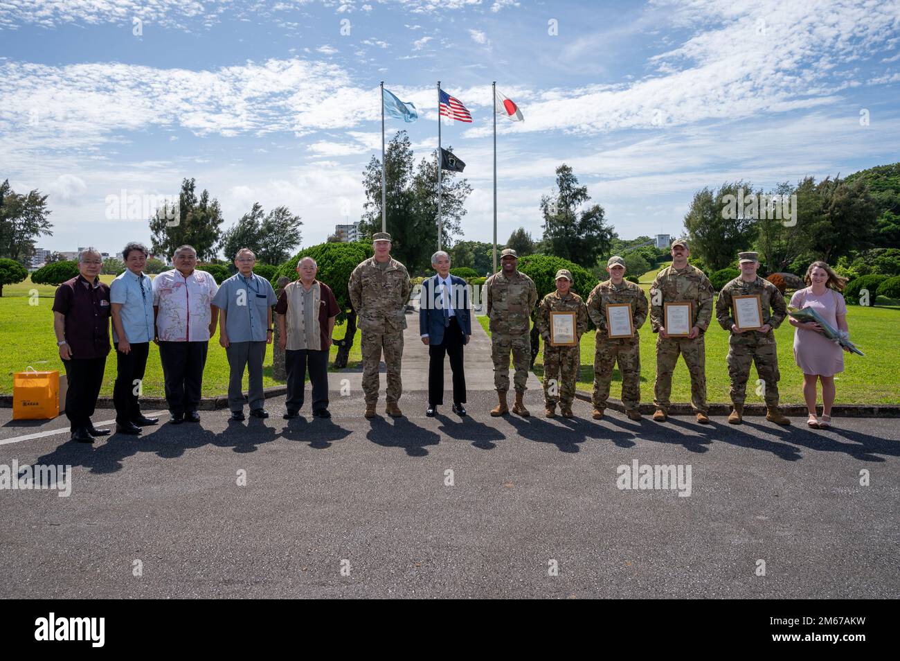 I membri della Okinawa Defense Association e 18th membri Wing si presentano per una foto durante una presentazione di premi alla base aerea di Kadena, Giappone, 11 aprile 2022. L'ODA ha tenuto una premiazione su Kadena per premiare gli Airmen del 18th° Squadrone di evacuazione Aeromedica e del 733rd° Squadrone di mobilità aerea per aver salvato la vita dei cittadini giapponesi. Foto Stock