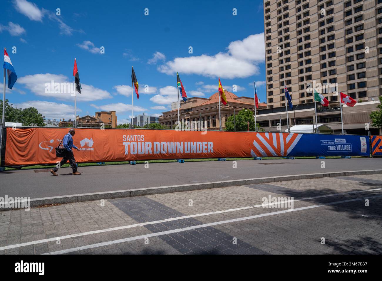 Adelaide, Australia. 3 gennaio 2023. Gli striscioni sono esposti a Victoria Square Adelaide per promuovere il Santos Tour Down durante la gara ciclistica. Il Tour Down under cycling Race si svolge nei dintorni di Adelaide, South Australia, dal 13-22 gennaio ed è tradizionalmente l'evento di apertura dell'UCI World Tour e comprende tutti e 19 gli UCI WorldTeams. Credit: amer Ghazzal/Alamy Live News Foto Stock