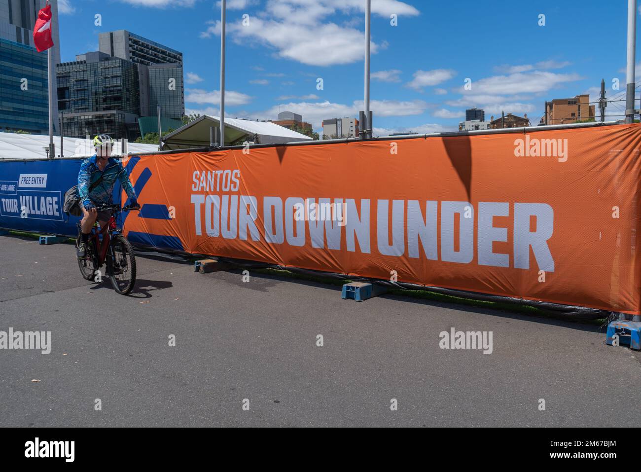 Adelaide, Australia. 3 gennaio 2023. Gli striscioni sono esposti a Victoria Square Adelaide per promuovere il Santos Tour Down durante la gara ciclistica. Il Tour Down under cycling Race si svolge nei dintorni di Adelaide, South Australia, dal 13-22 gennaio ed è tradizionalmente l'evento di apertura dell'UCI World Tour e comprende tutti e 19 gli UCI WorldTeams. Credit: amer Ghazzal/Alamy Live News Foto Stock