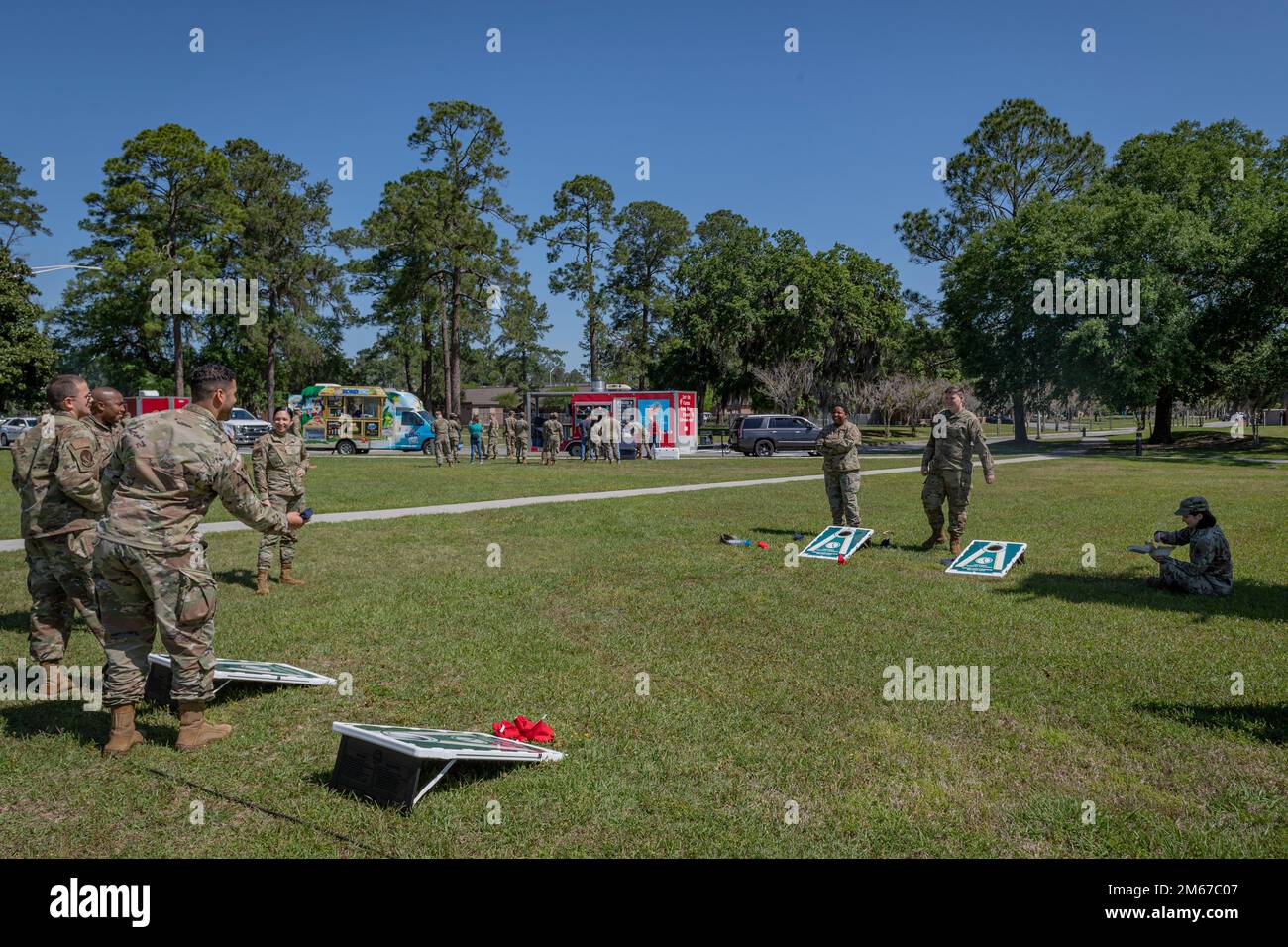 Il team Moody Airmen gioca a cornhole durante un evento di sensibilizzazione combinato presso la Moody Air Force base, Georgia, 11 aprile 2022. L'obiettivo dell'evento era quello di stimolare il morale e fornire opportunità di apprendimento agli Airmen in modo coinvolgente. Foto Stock