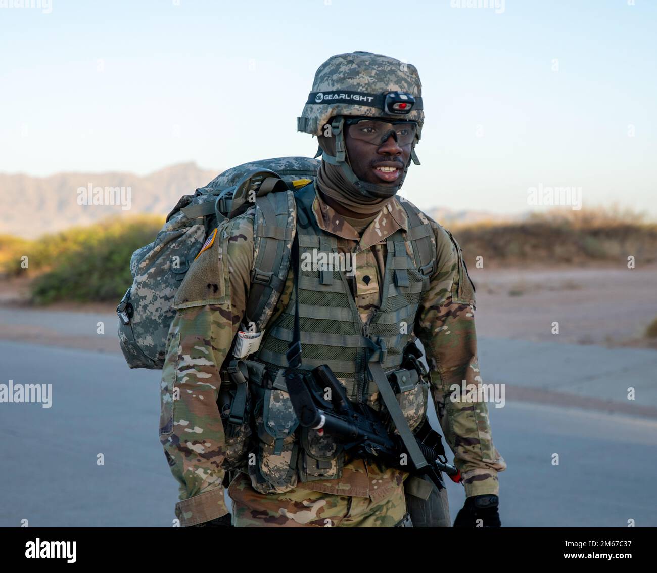 STATI UNITI Coleman Sherwin, una medica di combattimento assegnata al Brooke Army Medical Center, ha completato una marcia di 15 miglia nell'ambito del Regional Health Command-Central Best leader Competition a Fort Bliss, Texas, il 11 aprile 2022. Il concorso promuove l'esprit de Corps in tutta l'Esercito, riconoscendo al contempo soldati, ufficiali non commissionati e ufficiali che dimostrano impegno nei confronti dei valori dell'Esercito e incarnano l'etica del Guerriero. Foto Stock