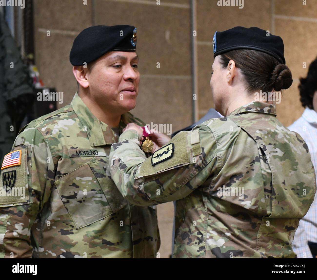 STATI UNITI Julie A. Hundertmark, comandante Pins la Meritorious Service Medal su Master Sgt. Oscar Moreno, Senior uscente Consigliere arruolato, entrambi con 512th Field Hospital prima di una cerimonia di rinuncia di responsabilità, 11 aprile 2022 presso la Rene Ordnance Barracks, Kaiserslautern, Germania. Moreno sarà presente negli Stati Uniti Accademia maggiore dei Sergenti dell'esercito a Fort Bliss, Texas. Foto Stock