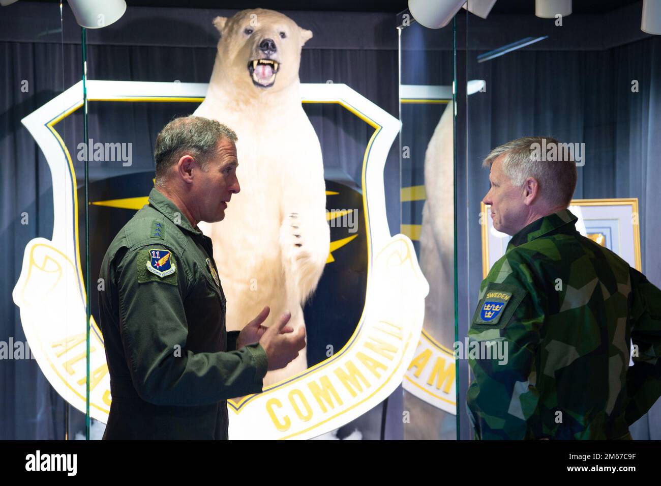 La leadership del comando dell'Alaska ha accolto l'ammiraglio posteriore delle forze armate svedesi Jonas Wikström, Defense Attaché, alla base mista Elmendorf-Richardson, Alaska, 11 aprile 2022. La visita ha offerto l'opportunità di condividere idee e discutere l'importanza della regione artica. Foto Stock