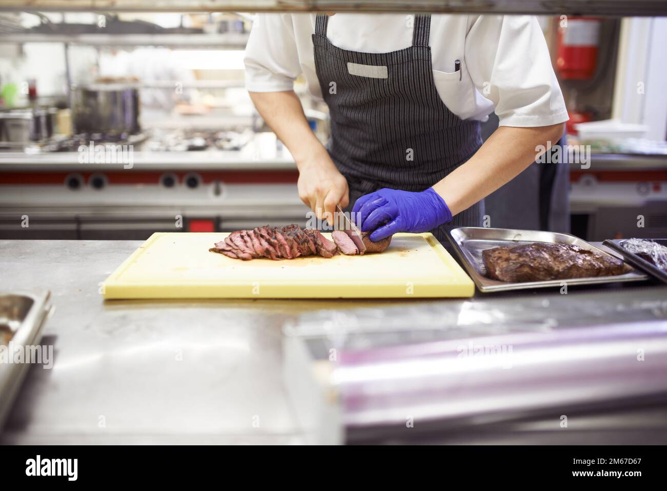 Cucinato alla perfezione. chef che preparano un servizio di pasto in una cucina professionale. Foto Stock