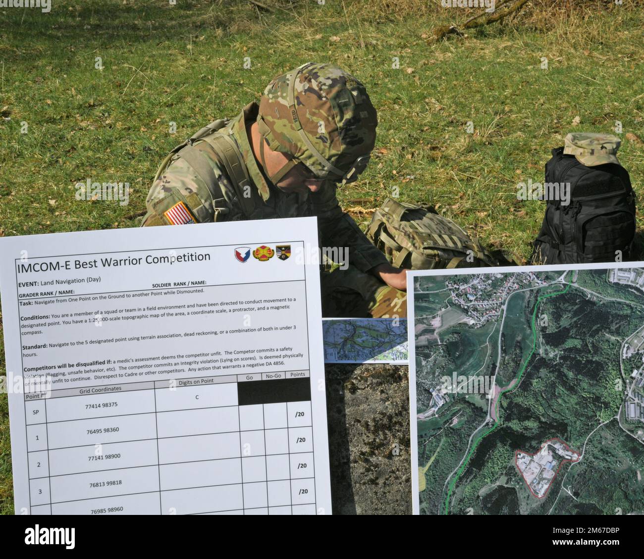 STATI UNITI Robert A. Garcia, USAG Bavaria traccia punti durante la parte di navigazione terrestre dell'IMCOM-e Best Warrior Competition a Baumholder, Germania 11 aprile 2022. Le abilità e la forma fisica dei soldati sono state testate attraverso la navigazione terrestre e una corsa di 5 chilometri in questo giorno. Foto Stock