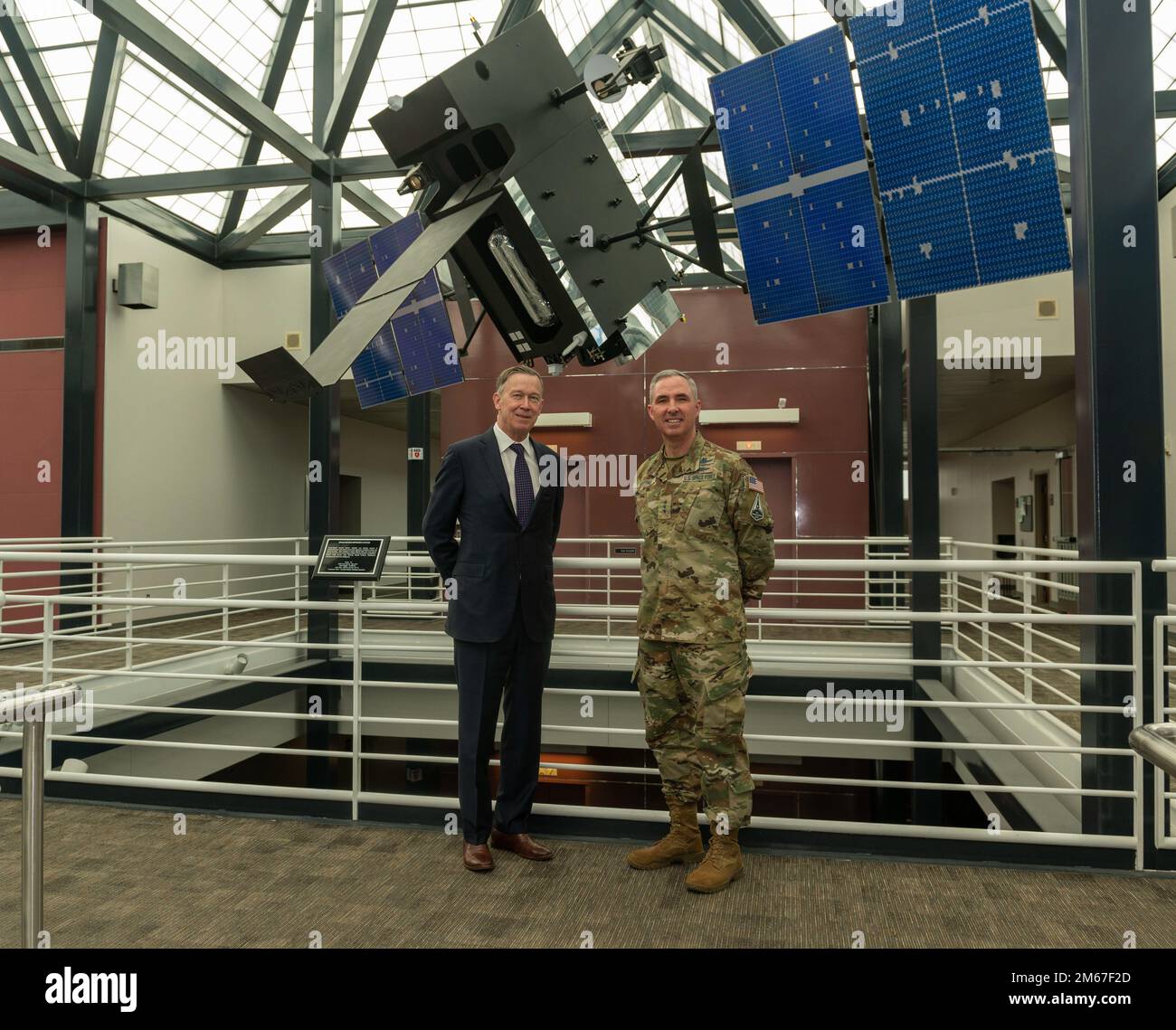 Stephen N. Whiting, comandante comando operazioni spaziali, posa per una fotografia con gli Stati Uniti Il senatore John Hickenlooper il 12 aprile 2022 alla sede centrale di SpOC Peterson Space Force base, Colorado. SPoC genera, presenta e sostiene le forze di supporto di combattimento, cyber, spazio e combattimento e funge da componente di servizio USSF per USSPACECOM Foto Stock