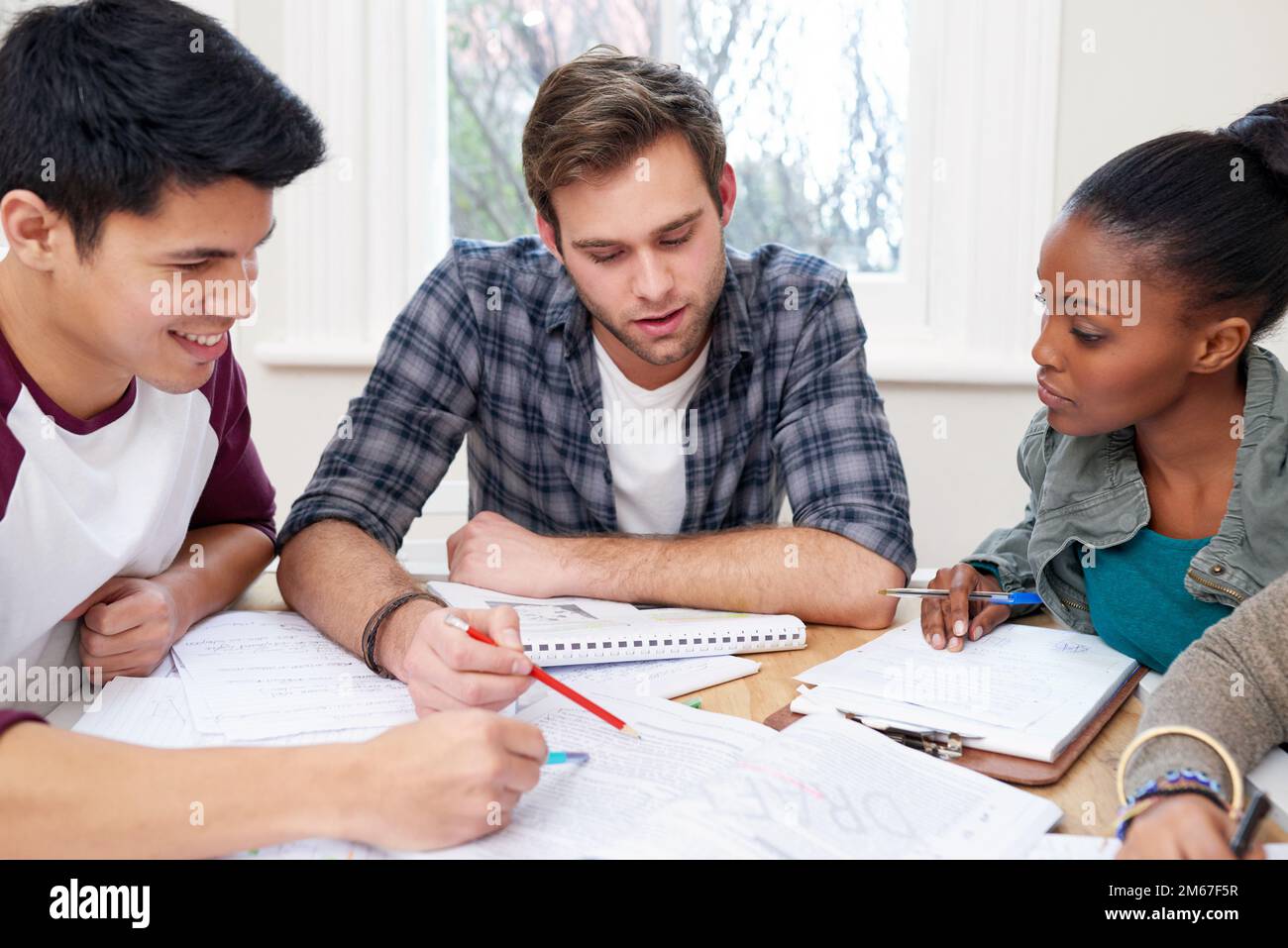 Esplicando la formula. tre studenti universitari che studiano. Foto Stock