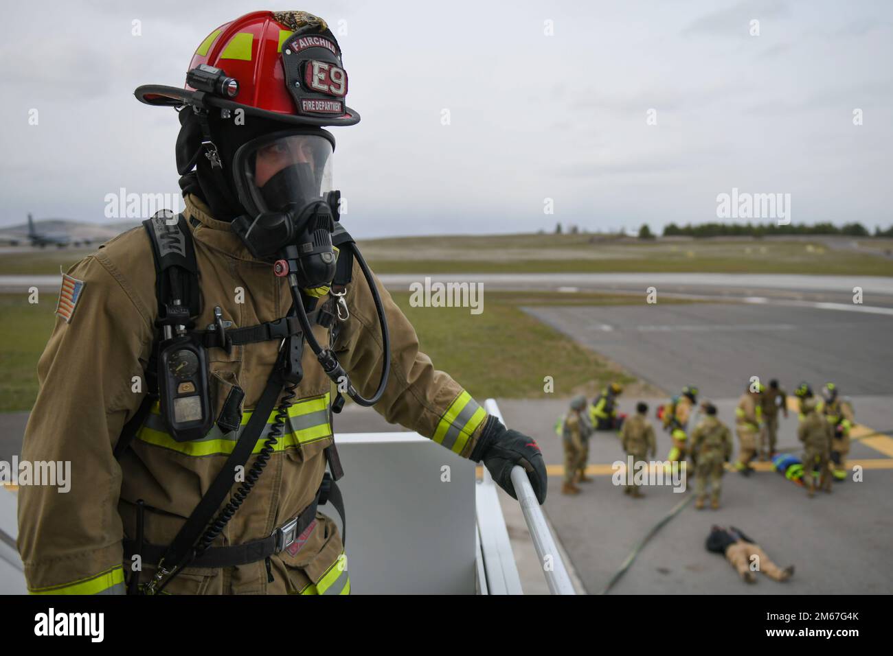 Un reparto antincendio di Squadron, ingegnere civile del 92nd, Airman supervisiona una scena di incidente simulata durante un importante esercizio di risposta agli incidenti presso la Fairchild Air Force base, Washington, 12 aprile 2022. Esercizi come il MARE spingono Airmen e permettono loro di vedere quali miglioramenti sono necessari per mantenere il controllo nel caso improbabile di un incidente grave. Foto Stock