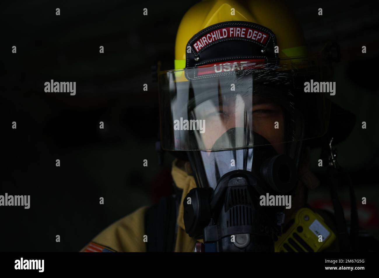Un reparto antincendio di Squadron, ingegnere civile del 92nd, Airman osserva una scena di incidente simulata durante un importante esercizio di risposta agli incidenti presso la Fairchild Air Force base, Washington, 12 aprile 2022. Il MARE ha insegnato a Team Fairchild diverse lezioni che hanno permesso agli Airmen e alle agenzie di costruire e rafforzare le loro abilità nel guadagnare il controllo di una situazione di incidente aereo. Foto Stock