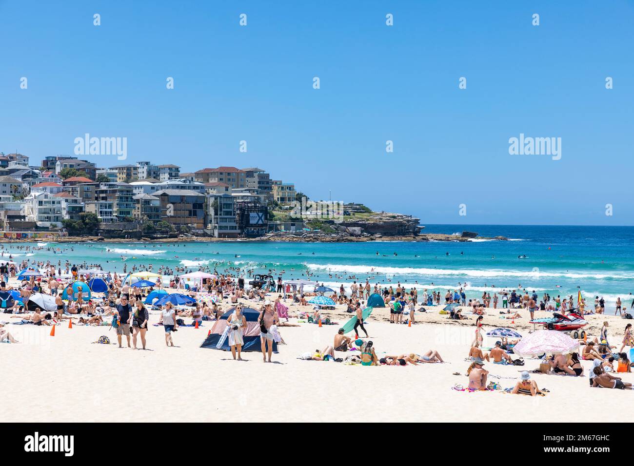 Sydney, Australia. 03rd Jan, 2023. Martedì 3rd gennaio 2023, mentre le temperature estive a Sydney si innalzano a 28 gradi, i turisti e la gente del posto si affollano alla sempre popolare Bondi Beach nei sobborghi orientali di Sydney per godersi il sole, Sydney, Australia. Credit martin berry @ alamy notizie dal vivo. Credit: martin Bberry/Alamy Live News Foto Stock