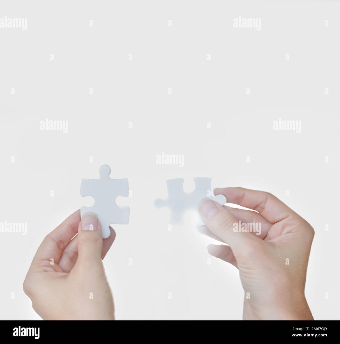 Montaggio dei pezzi insieme. Un'immagine di concetto di affari dei pezzi del puzzle che si uniscono - primo piano. Foto Stock