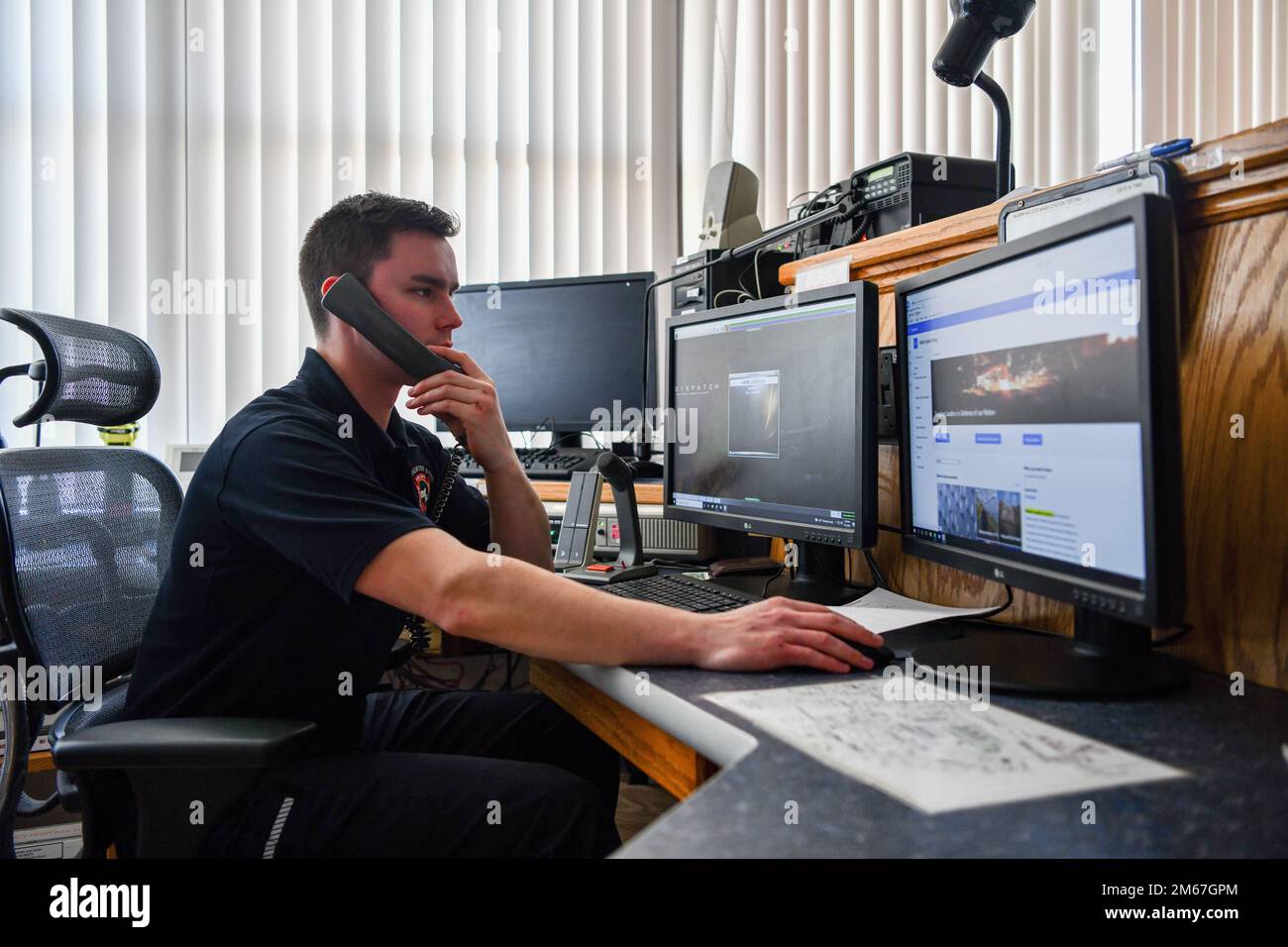 Personale Austin Herman, 104th Civil Engineering Squadron pompiere, lavora nel centro di comunicazione antincendio 12 aprile 2022, presso la Barnes Air National Guard base, Massachusetts. Il centro di comunicazione antincendio è dotato di almeno un vigile del fuoco 24 ore su 24, sette giorni su sette. Gli equipaggi vogliono assicurarsi che i membri della base sappiano che comporre 911 da un telefono di base li contatterà, mentre chiamare 911 da un telefono personale contatterà il dispatch comunale fuori base. Chiamando da un telefono di base, i membri possono garantire una risposta più rapida alle emergenze di base. Foto Stock