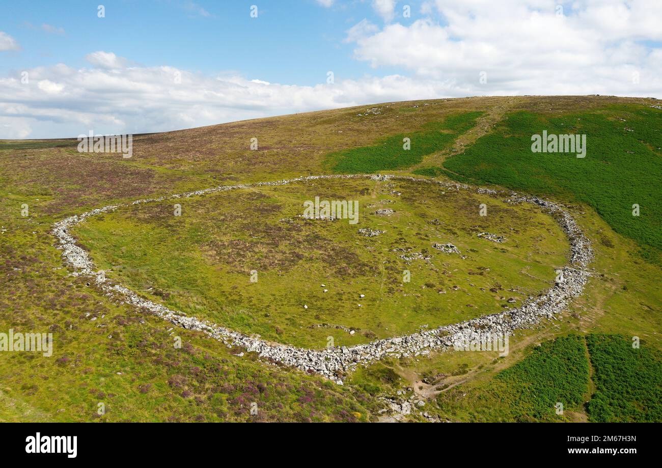 L'insediamento dell'età del bronzo di Grimspound a Dartmoor a nord di Widecombe nel Moro. Visto dalla direzione di Hookney Tor. Contiene oltre 24 cerchi di capanna in pietra Foto Stock