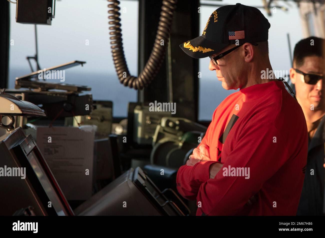 220412-N-XN177-1057 OCEANO PACIFICO (12 aprile 2022) – Joel Lang, comandante della nave d'assalto anfibio USS Tripoli (LHA 7), osserva le operazioni di ponte, 12 aprile 2022. Tripoli sta conducendo operazioni di routine nella U.S. 3rd Fleet. Foto Stock