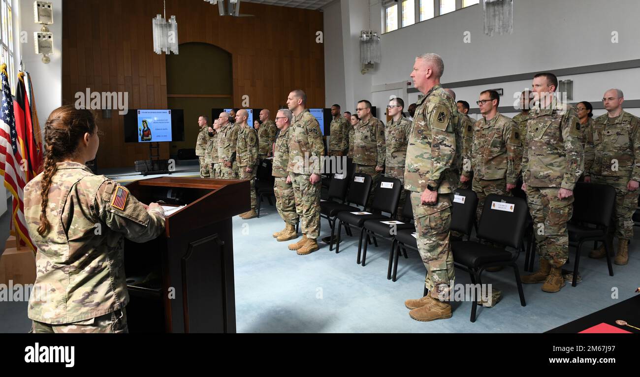 STATI UNITI L'esercito 1st Lt. Katherine Guettlein con l'esercito 10th Air and Missile Defense Command canta l'inno nazionale tedesco e americano durante il St. La cerimonia di premiazione di Barbara, 12 aprile 2022, presso la cappella di Sembach, in Germania. I premi rappresentavano l'adesione all'Ordine di San Barbara, il santo patrono dell'artiglieria. Foto Stock