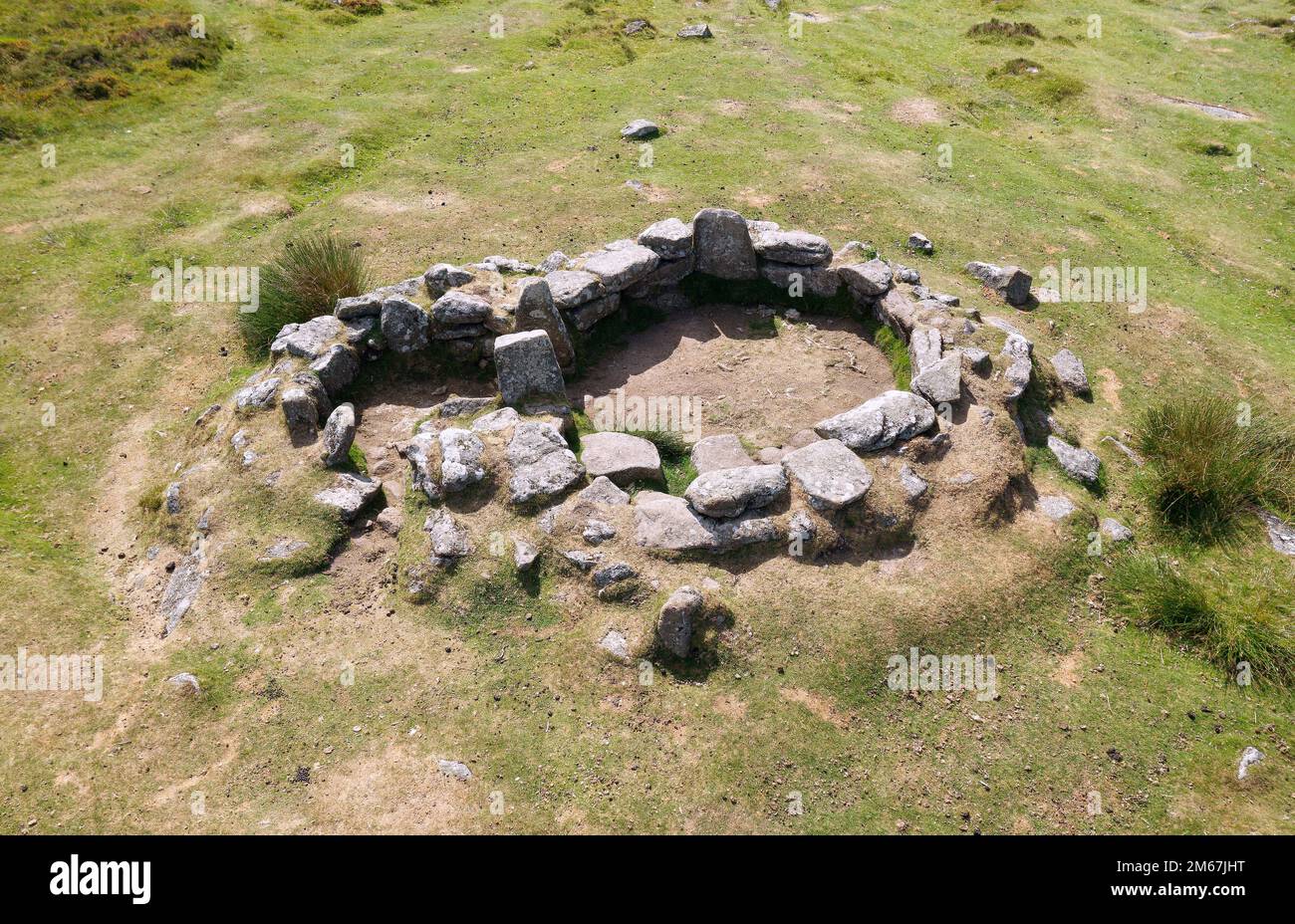 L'età del bronzo di Grimspound ha incluso l'insediamento sul Dartmoor a nord di Widecombe nel Moor. Antenna di interno che mostra uno dei 24+ cerchi di capanna in pietra Foto Stock