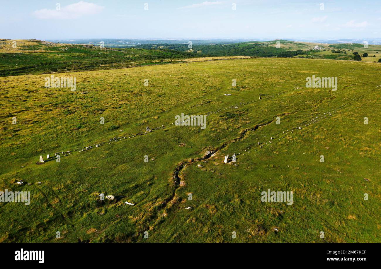 Merrivale file di pietra, Dartmoor. Veduta aerea di S.W. sui due viali in pietra del tardo Neolitico che mostrano pietre di blocco terminali. Alba Foto Stock
