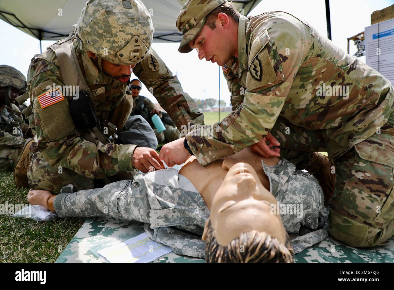 NEGLI STATI UNITI Army Japan Expert Soldier Badge cadre con 25th Divisione di Fanteria al di fuori delle Hawaii istruisce un candidato ESB sulla corretta applicazione di una decompressione del torace dell'ago durante la porzione di corsia medica della prima settimana di allenamento USARJ ESB, dove i soldati perfezionano tattiche e procedure mediche al Sagami General Depot, Giappone Aprile 13. Il concorso è suddiviso in due settimane, tra cui una settimana di formazione per i candidati e una settimana di test progettati per identificare gli esperti più competenti e competenti in attività e esercitazioni per i guerrieri. Formazione e test ar Foto Stock