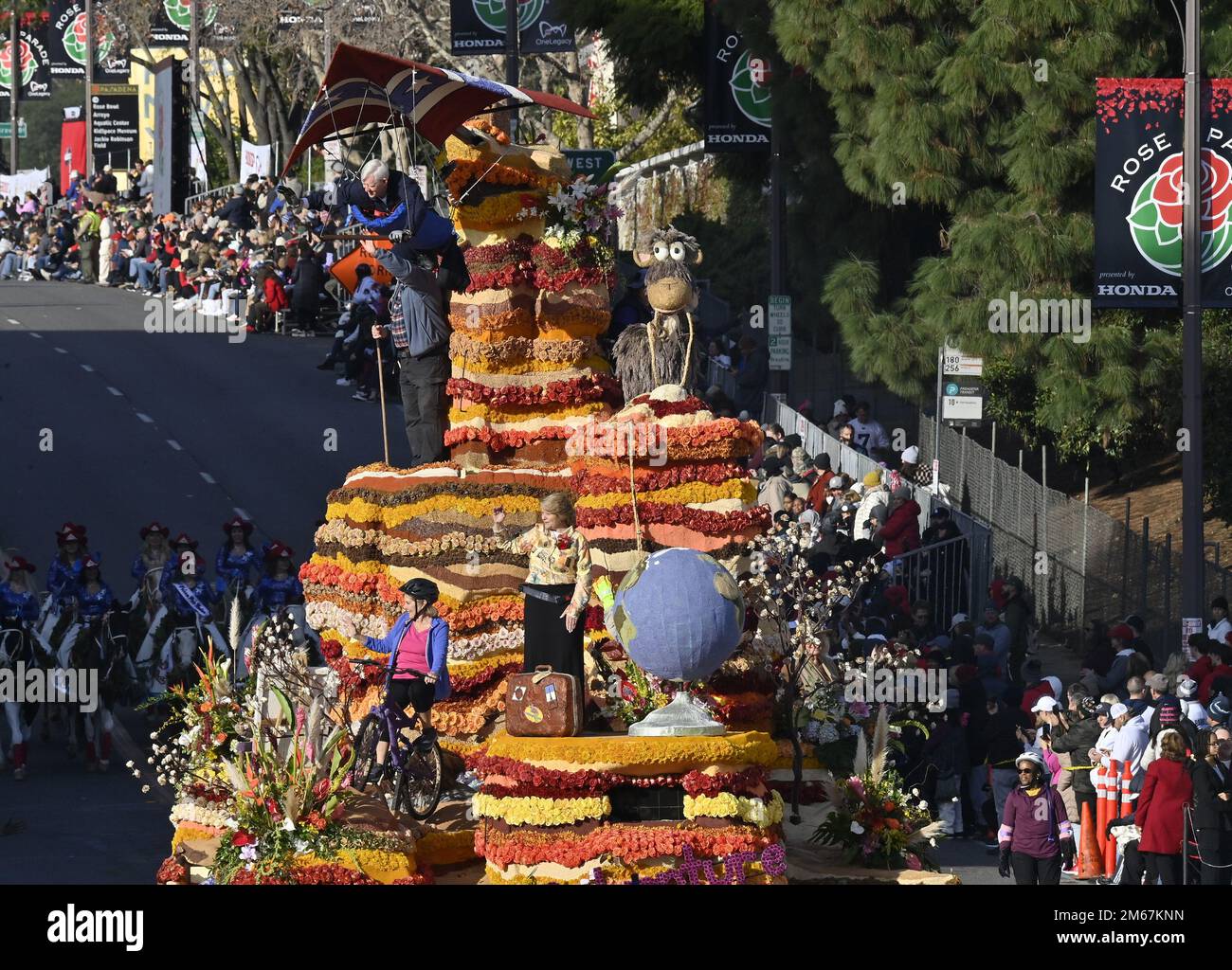 Pasadena, Stati Uniti. 02nd Jan, 2023. Il galleggiante "Adventure Aattendere" della città di Burbank, vincitore del Queen Award, scende lungo Colorado Boulevard durante la 134th° Parata annuale del Torneo delle Rose che si tiene a Pasadena, California, lunedì 2 gennaio 2023. Foto di Jim Ruymen/UPI. Credit: UPI/Alamy Live News Foto Stock