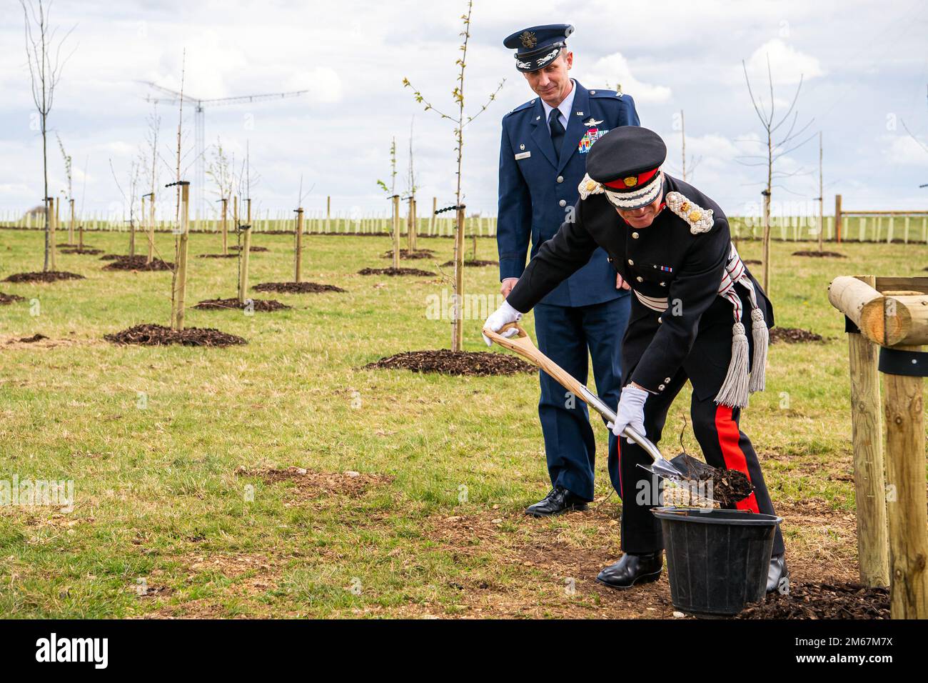 James Saunders-Watson, Lord-Lieutenant del Northamptonshire, scava lo sporco per piantare un albero durante l’evento della Queen’s Green Canopy al RAF Croughton, Inghilterra, 13 aprile 2022. L'evento ha celebrato l'iniziativa del Giubileo del platino della Regina, che segna il 70th° anno del suo regno. Durante l’evento, sono stati piantati alberi per creare un retaggio in onore della leadership della regina della nazione. Foto Stock