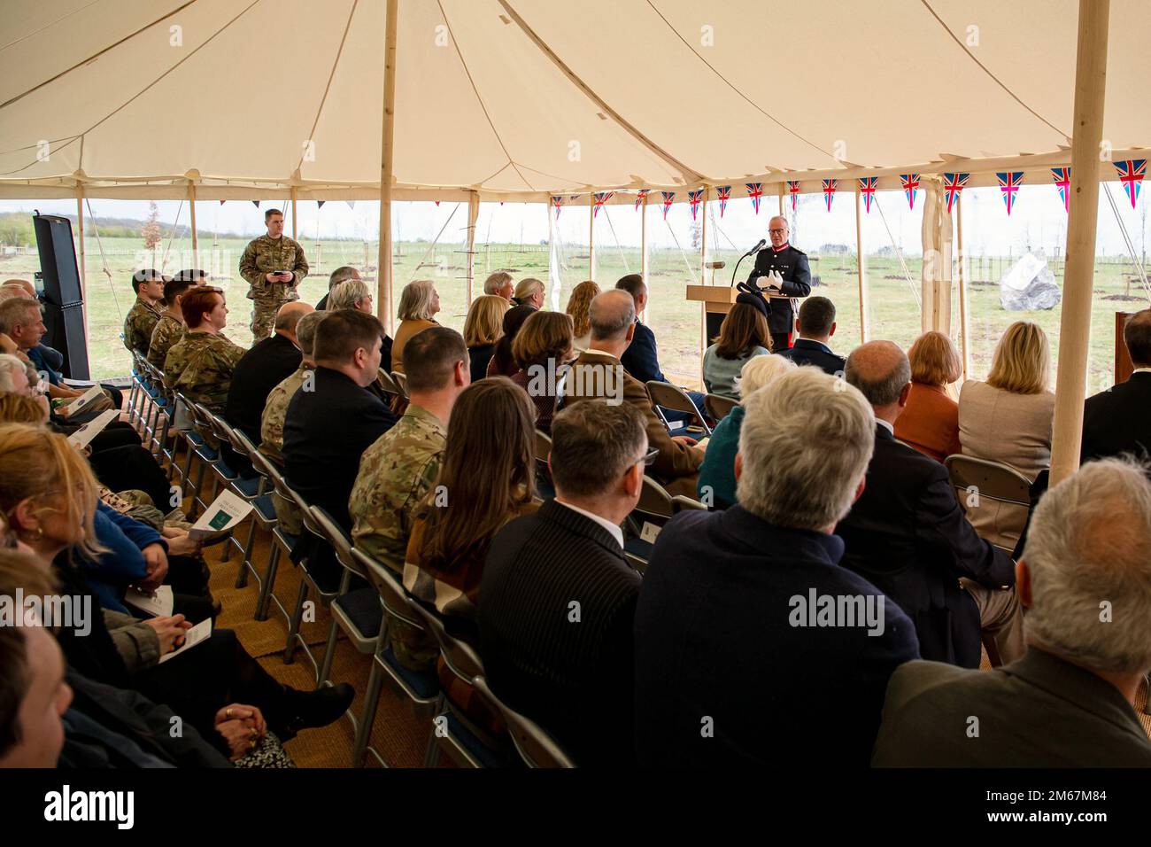 James Saunders-Watson, Lord-Lieutenant del Northamptonshire, interviene durante l’evento Green Canopy della Regina al RAF Croughton, Inghilterra, 13 aprile 2022. L'evento ha celebrato l'iniziativa del Giubileo del platino della Regina, che segna il 70th° anno del suo regno. Durante l’evento, sono stati piantati alberi per creare un retaggio in onore della leadership della regina della nazione. Foto Stock