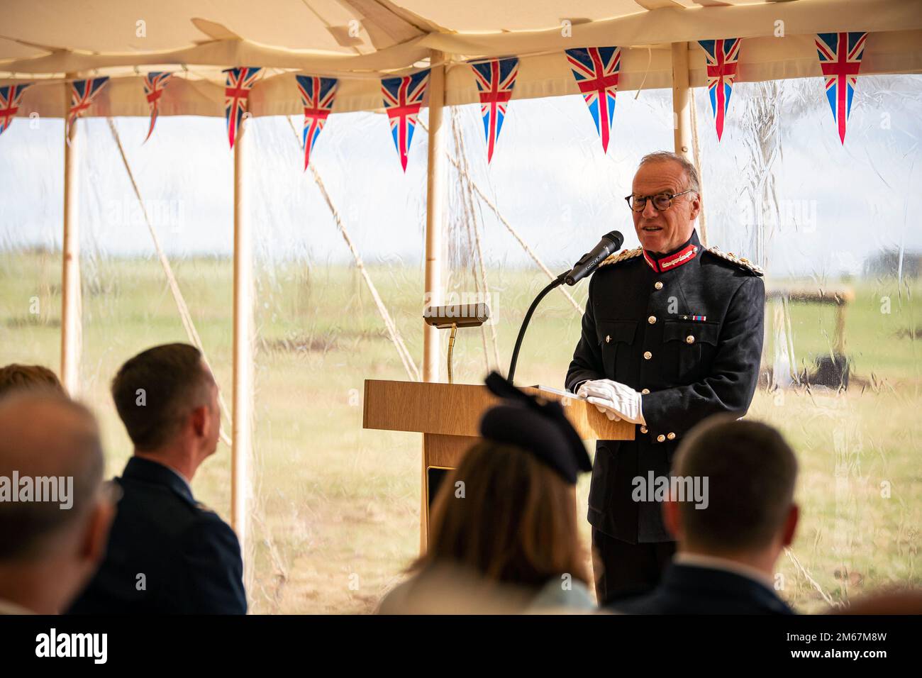 James Saunders-Watson, Lord-Lieutenant del Northamptonshire, interviene durante l’evento Green Canopy della Regina al RAF Croughton, Inghilterra, il 13 aprile 2022. L'evento ha celebrato l'iniziativa del Giubileo del platino della Regina, che segna il 70th° anno del suo regno. Durante l’evento, sono stati piantati alberi per creare un retaggio in onore della leadership della regina della nazione. Foto Stock