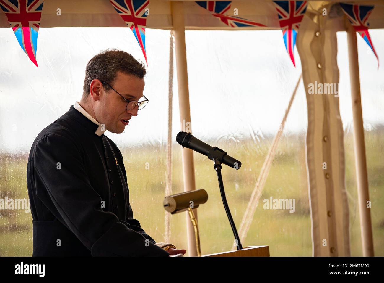 Padre Oliver Coss, Rettore della Chiesa di tutti i Santi, Northampton, lancia l’invocazione durante l’evento “la Canopia Verde della Regina” al RAF Croughton, Inghilterra, 13 aprile 2022. L'evento ha celebrato l'iniziativa del Giubileo del platino della Regina, che segna il 70th° anno del suo regno. Durante l’evento, sono stati piantati alberi per creare un retaggio in onore della leadership della regina della nazione. Foto Stock