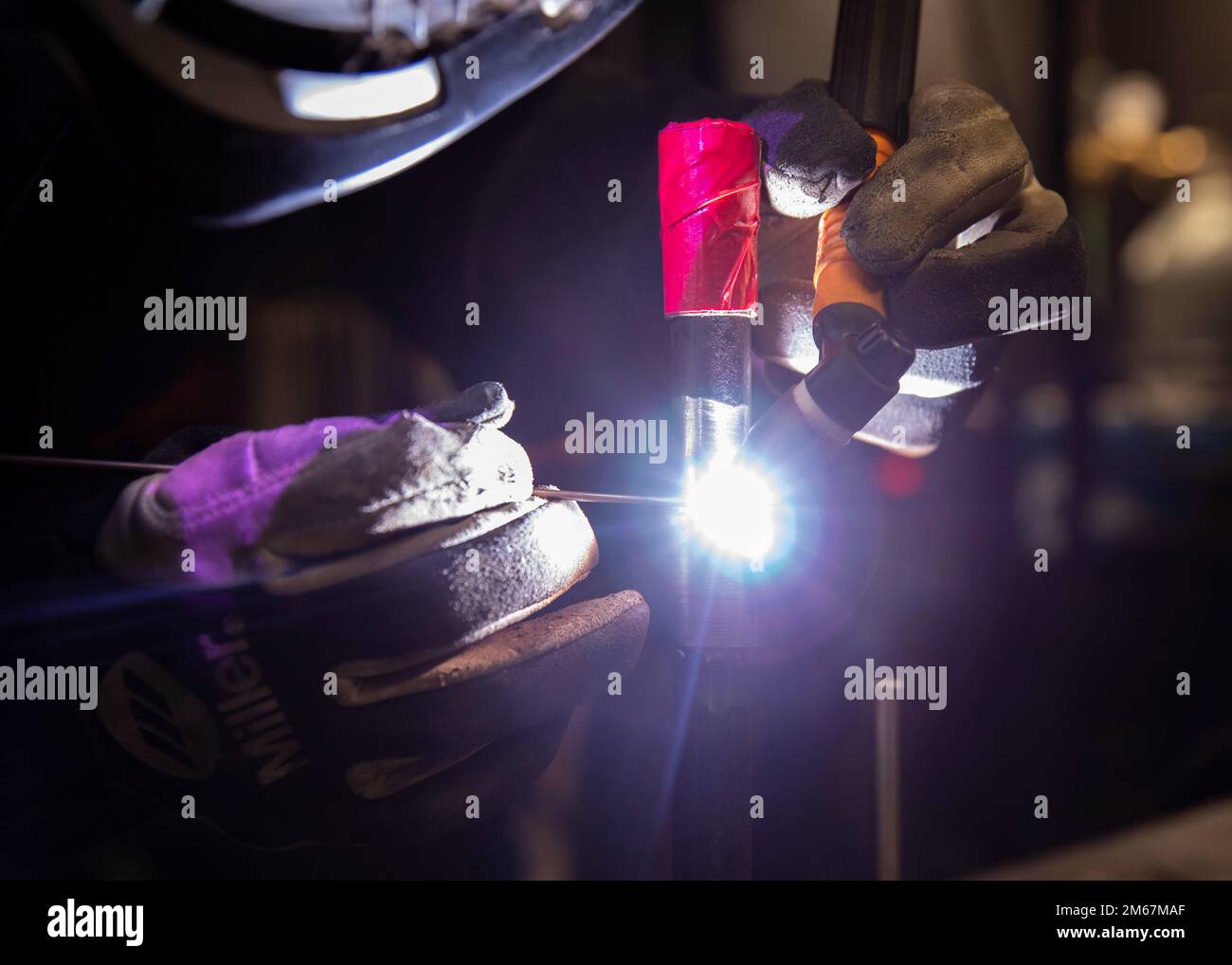 220413-N-OL632-1027 ATLANTIC OCEAN (13 aprile 2022) tecnico di manutenzione Haul Classe 3rd, assegnato alla portaerei USS George H.W. Bush (CVN 77), Joseph Stegall Welds Pieces of an Award, 13 aprile 2022. George H.W. Bush fornisce all'autorità di comando nazionale capacità di lotta contro la guerra flessibile e personalizzabile come il fiore all'occhiello del gruppo di attacco dei vettori che mantiene la stabilità marittima e la sicurezza al fine di garantire l'accesso, dissuadere l'aggressione e difendere gli interessi degli Stati Uniti, alleati e partner. Foto Stock