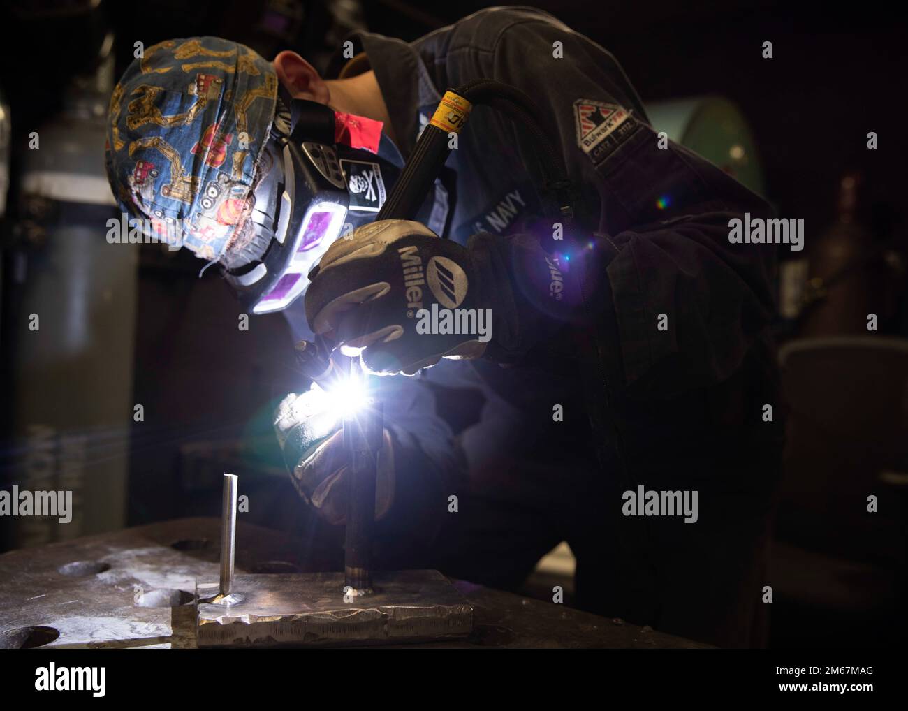 220413-N-OL632-1036 ATLANTIC OCEAN (13 aprile 2022) tecnico di manutenzione Haul Classe 3rd, assegnato alla portaerei USS George H.W. Bush (CVN 77), Joseph Stegall Welds Pieces of an Award, 13 aprile 2022. George H.W. Bush fornisce all'autorità di comando nazionale capacità di lotta contro la guerra flessibile e personalizzabile come il fiore all'occhiello del gruppo di attacco dei vettori che mantiene la stabilità marittima e la sicurezza al fine di garantire l'accesso, dissuadere l'aggressione e difendere gli interessi degli Stati Uniti, alleati e partner. Foto Stock