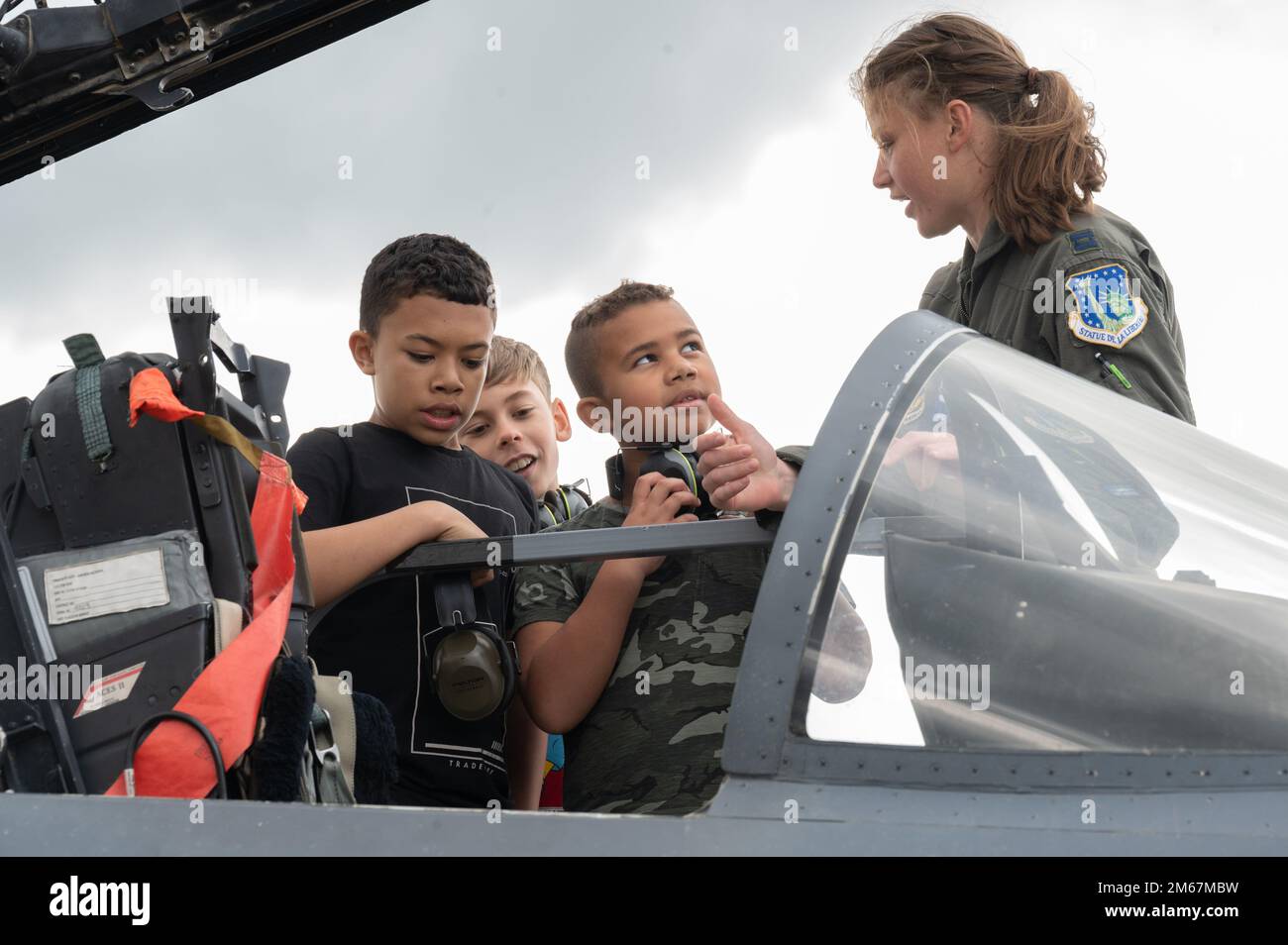 I bambini degli Airmen assegnati alla 48th Fighter Wing imparano a conoscere la F-15E Strike Eagle durante una giornata "porta il tuo bambino al lavoro" organizzata dal 492nd Fighter Squadron, al Royal Air Force Lakenheath, Inghilterra, 13 aprile 2022. I bambini hanno avuto l'opportunità di dare un'occhiata più da vicino ad alcune delle cose che gli Airmen stazionati al RAF Lakenheath hanno vissuto come parte del loro lavoro quotidiano. Foto Stock