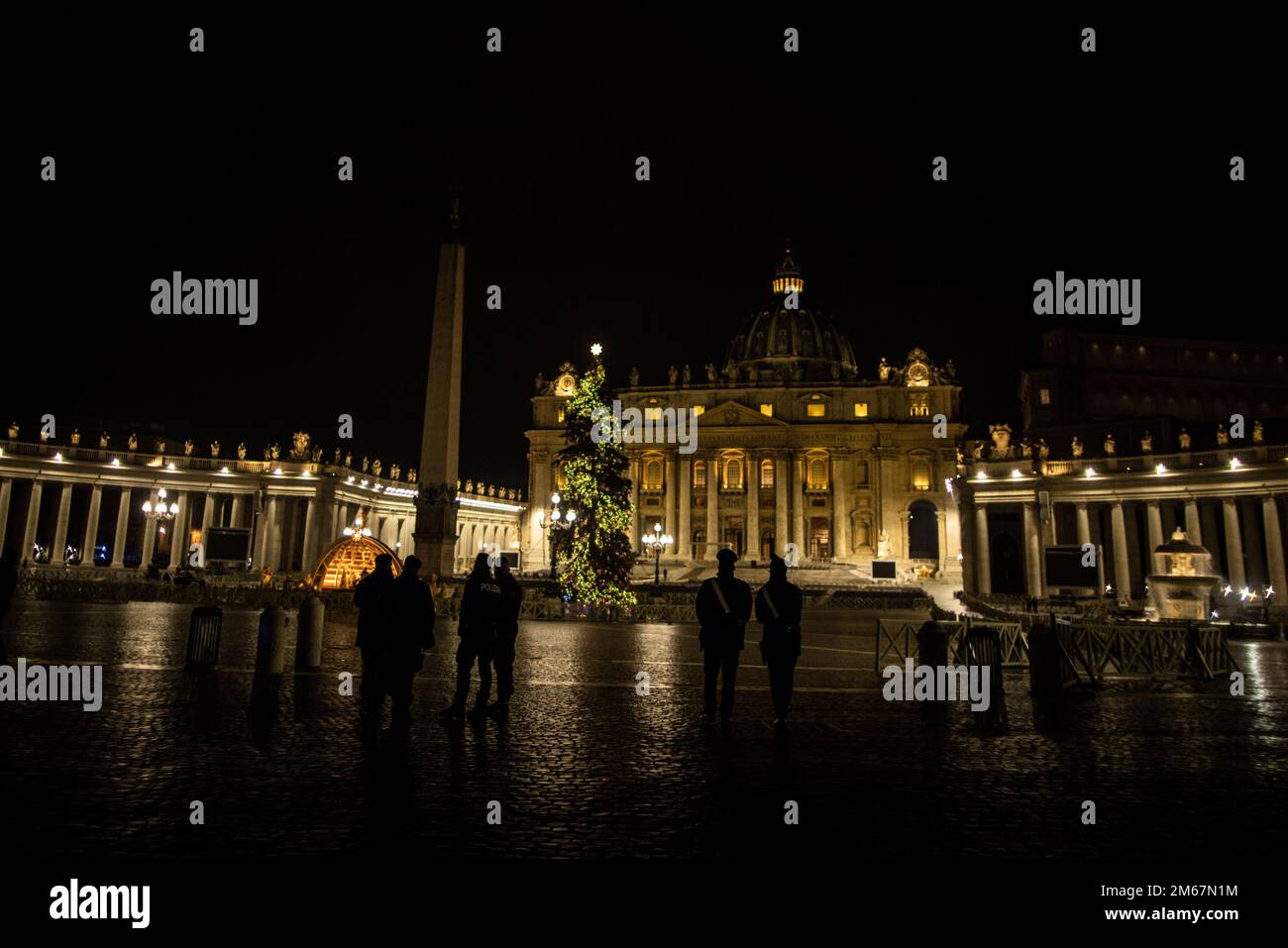 Città del Vaticano, Vaticano. 03rd Jan, 2023. Pattuglia della polizia italiana la mattina presto fuori St. Basilica di Pietro in Vaticano. Credit: Oliver Weiken/dpa/Alamy Live News Foto Stock
