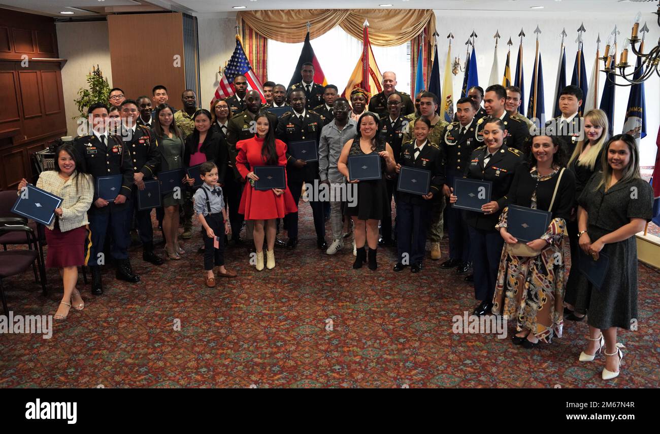 Dopo aver portato il giuramento di Allegiance negli Stati Uniti, 41 membri della comunità recentemente naturalizzati hanno presentato i loro certificati di naturalizzazione insieme all'USAG Bavaria Garrison Commander col. Christopher Dambeck (fila posteriore, quarto da destra), al Tower View Conference Center, il 13 aprile 2022. Foto Stock