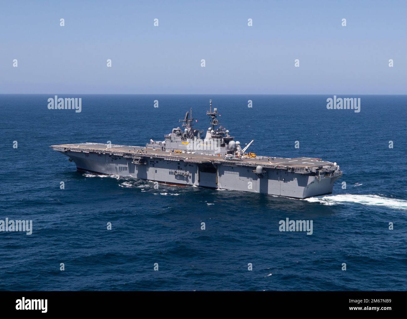 220413-N-TT639-1534 OCEANO PACIFICO (13 aprile 2022) – la nave d'assalto anfibio USS Tripoli (LHA 7) naviga attraverso l'Oceano Pacifico, il 13 aprile 2022. Tripoli sta conducendo operazioni di routine nella U.S. 3rd Fleet. Foto Stock