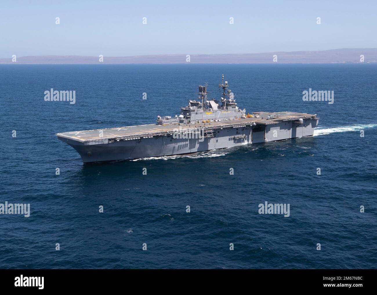 220413-N-TT639-1524 OCEANO PACIFICO (13 aprile 2022) – la nave d'assalto anfibio USS Tripoli (LHA 7) naviga attraverso l'Oceano Pacifico, il 13 aprile 2022. Tripoli sta conducendo operazioni di routine nella U.S. 3rd Fleet. Foto Stock