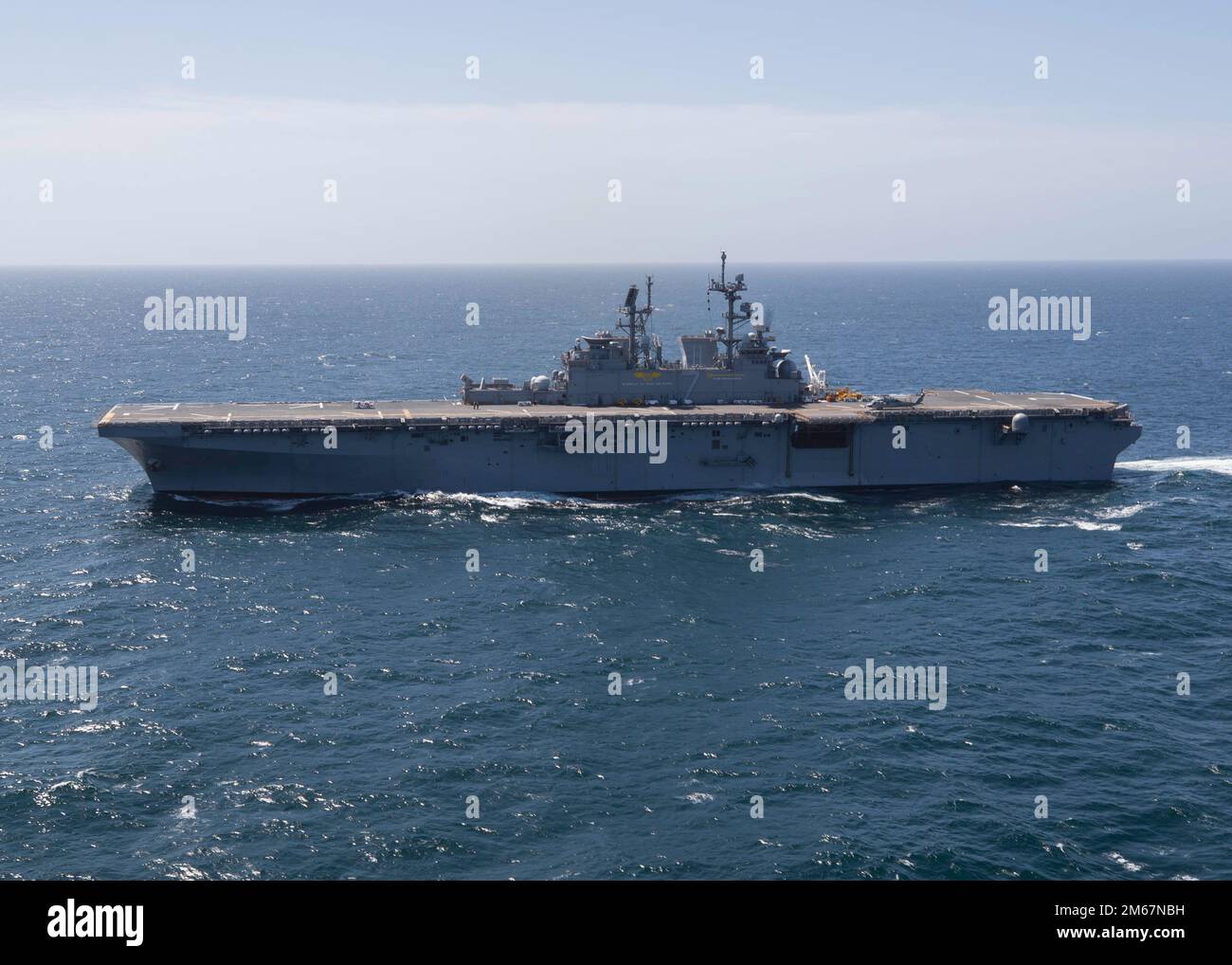 220413-N-TT639-1187 OCEANO PACIFICO (13 aprile 2022) – la nave d'assalto anfibio USS Tripoli (LHA 7) naviga attraverso l'Oceano Pacifico, il 13 aprile 2022. Tripoli sta conducendo operazioni di routine nella U.S. 3rd Fleet. Foto Stock
