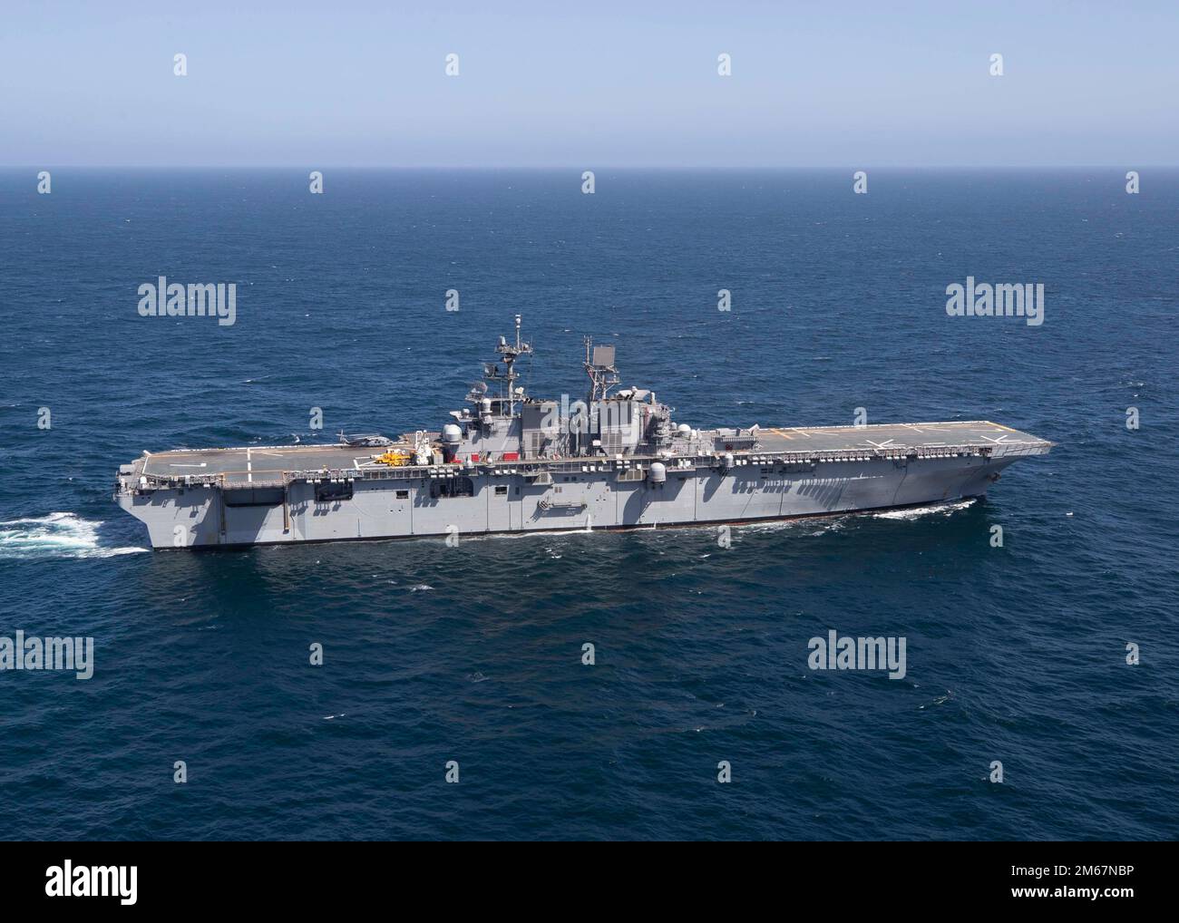 220413-N-TT639-1051 OCEANO PACIFICO (13 aprile 2022) – la nave d'assalto anfibio USS Tripoli (LHA 7) naviga attraverso l'Oceano Pacifico, il 13 aprile. 2022. Tripoli sta conducendo operazioni di routine nella flotta degli Stati Uniti 3rd. Foto Stock