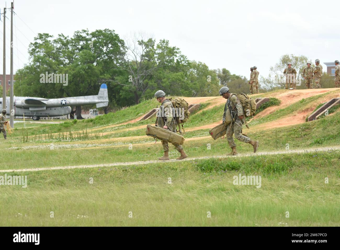 Gli studenti aerei completano la formazione presso le torri di salto di 34 metri a Fort Benning, GA, 13 aprile 2022. Foto Stock