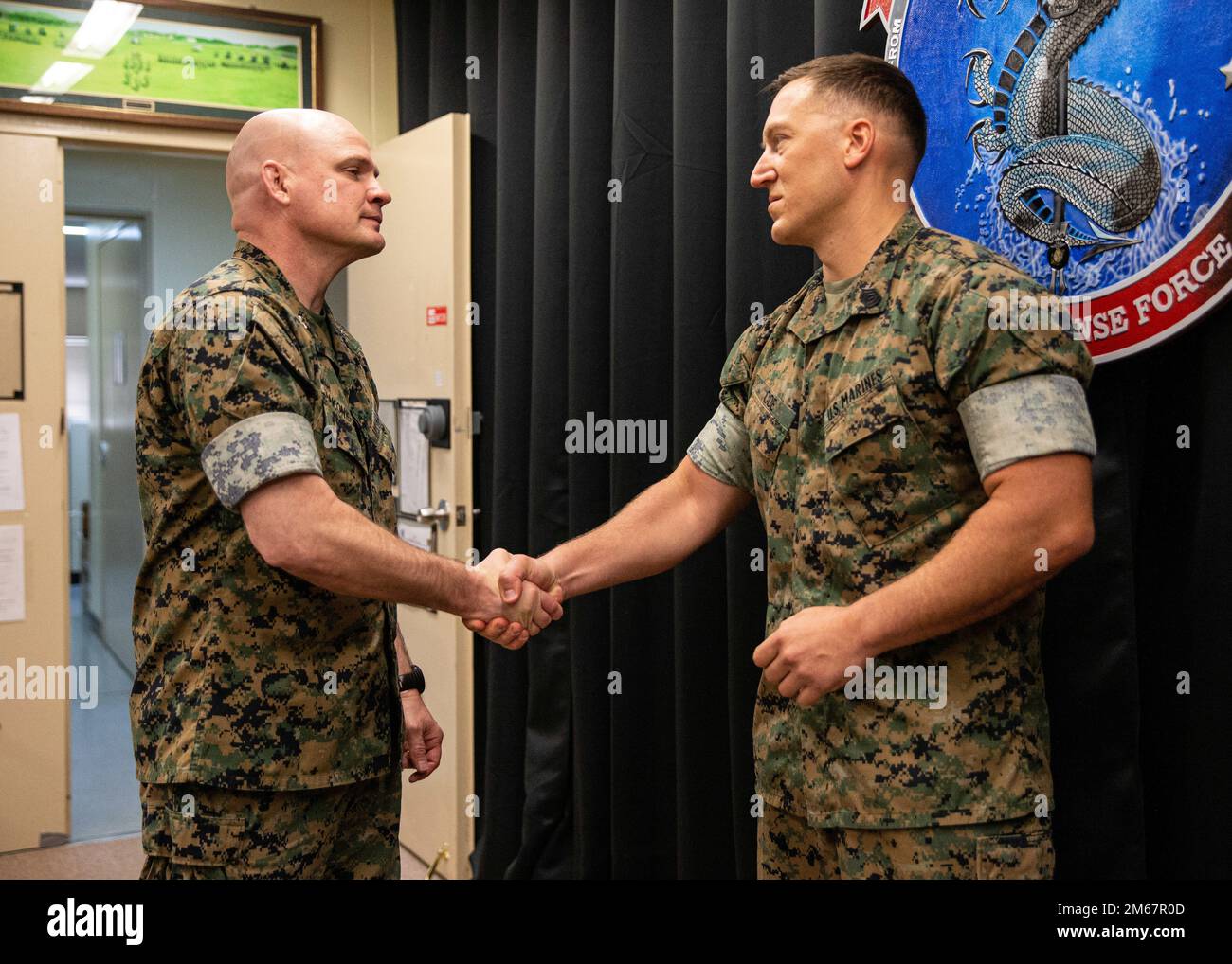 STATI UNITI Michael Nakoneczny, comandante della Marine Expeditionary Unit (MEU) 31st, si congratula con Gunnery Sgt. Zachary Coe, capo delle comunicazioni con il MEU 31st, per essere stato selezionato per il Military Information Technology Leadership Award, Camp Hansen, Okinawa, Giappone, 13 aprile, 2022. L'Armed Forces Communications and Electronics Association Washing D.C., ha tenuto il 15th° anno Military Information Technology Leadership Awards. L'AFCEA riconosce i leader senior di ogni ramo che hanno contribuito in modo significativo al concetto di combattimento in guerra attraverso l'uso di in Foto Stock